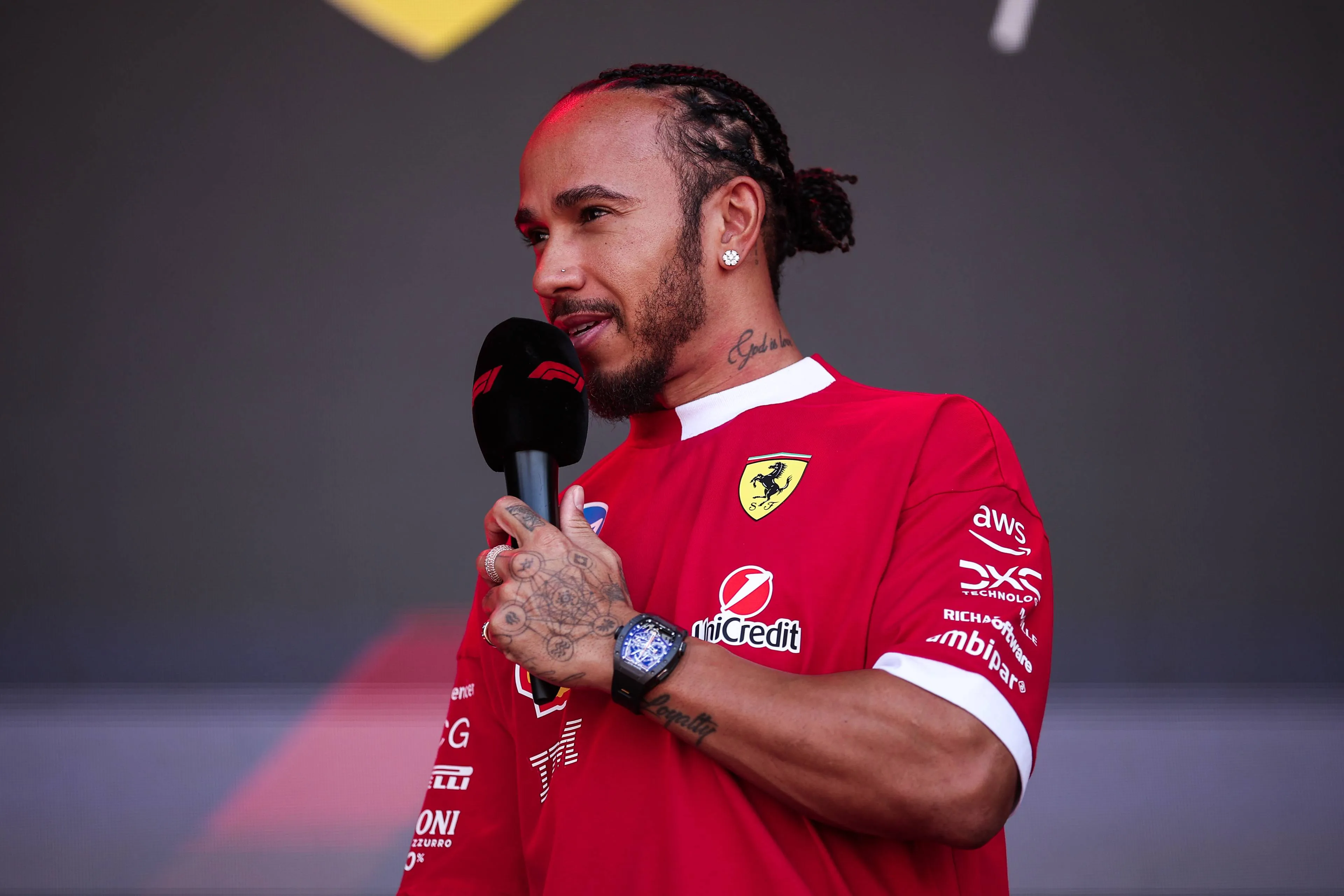 Hamilton weer eens verbaasd over strategie Ferrari: 'Ik weet niet waarom we die niet overwogen'