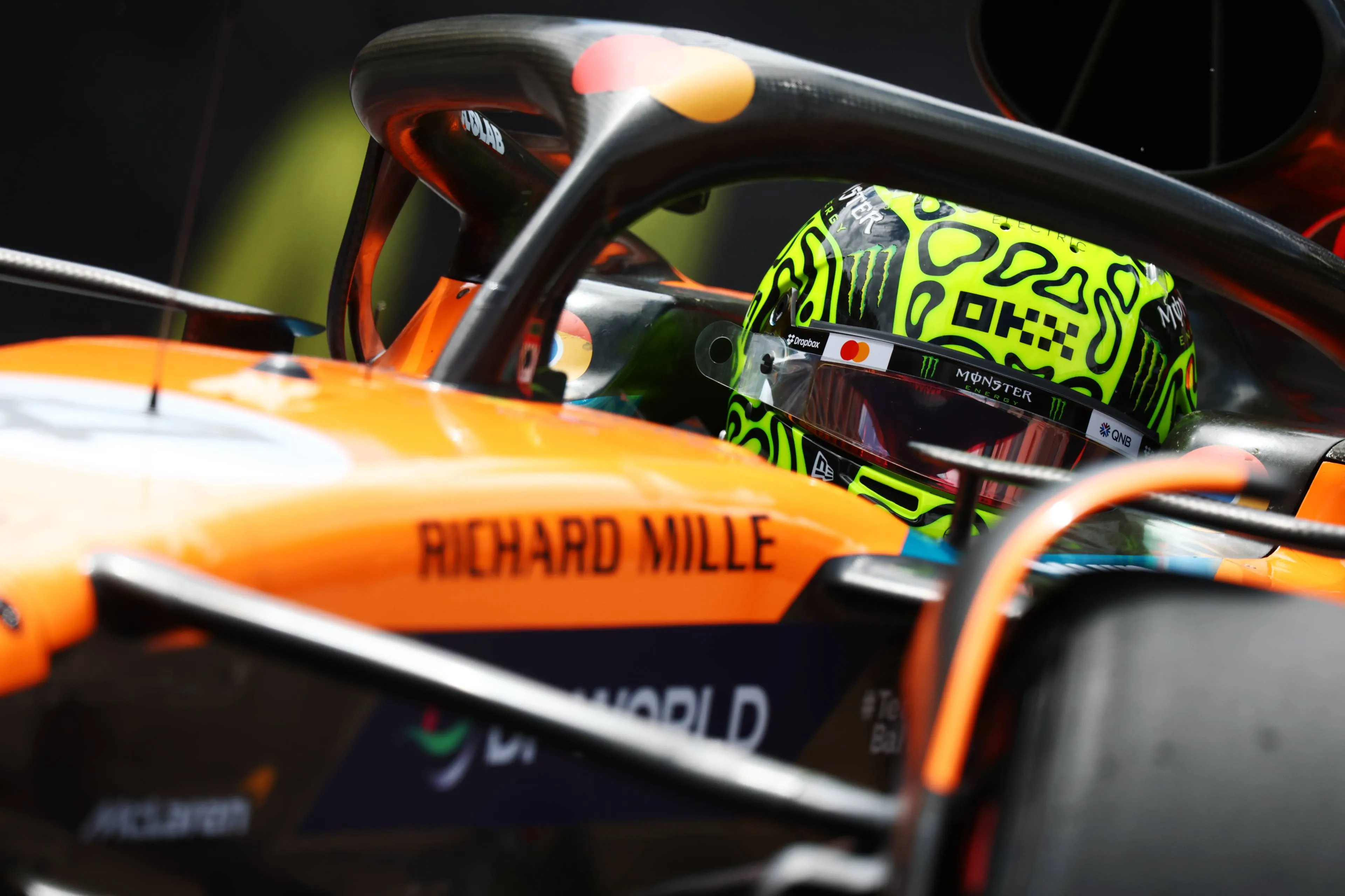 Norris maakt statement met gewijzigde McLaren, Verstappen sterk op P2