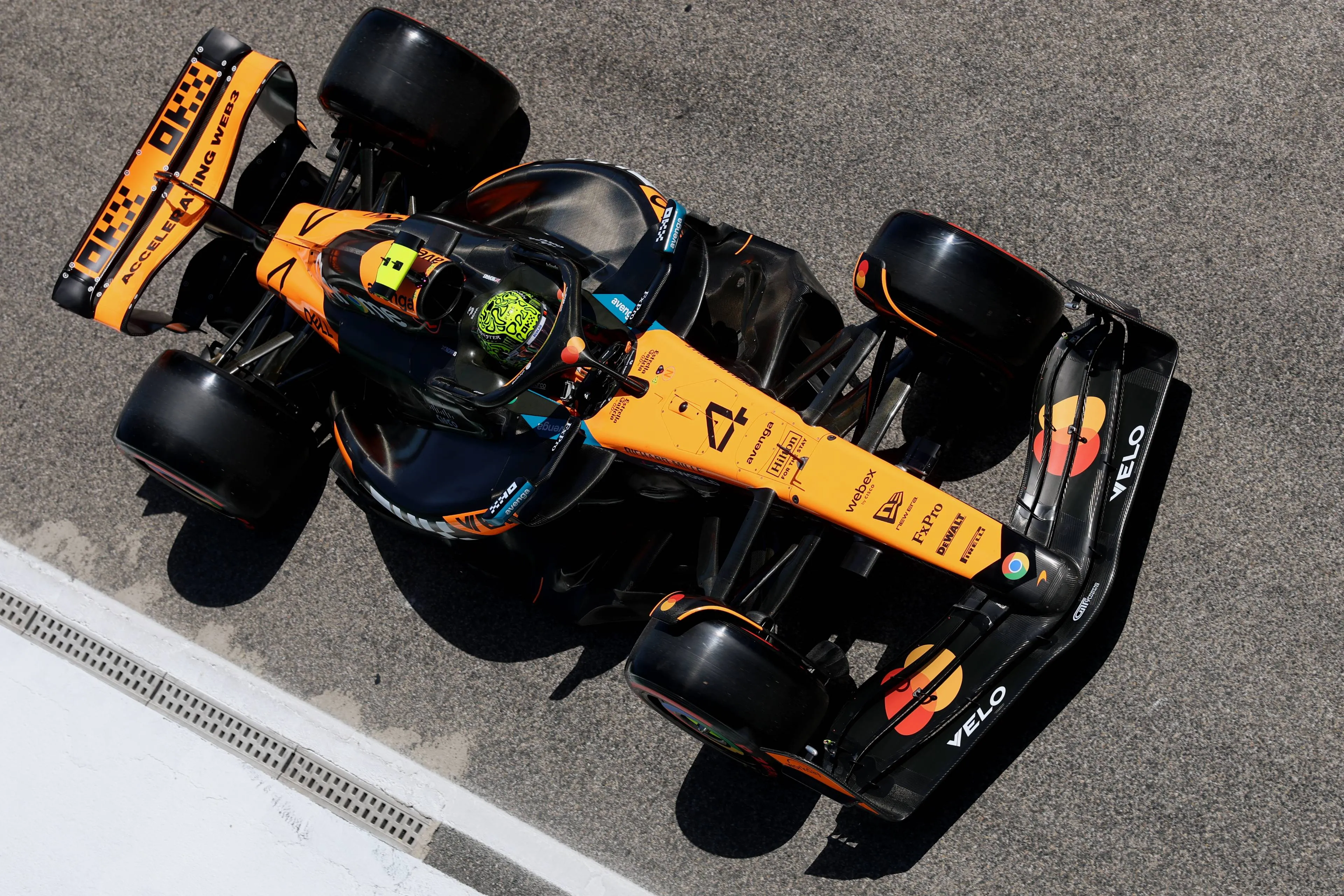 Norris slaat aanval van Leclerc en Piastri af met ronderecord, Verstappen komt niet verder dan P5