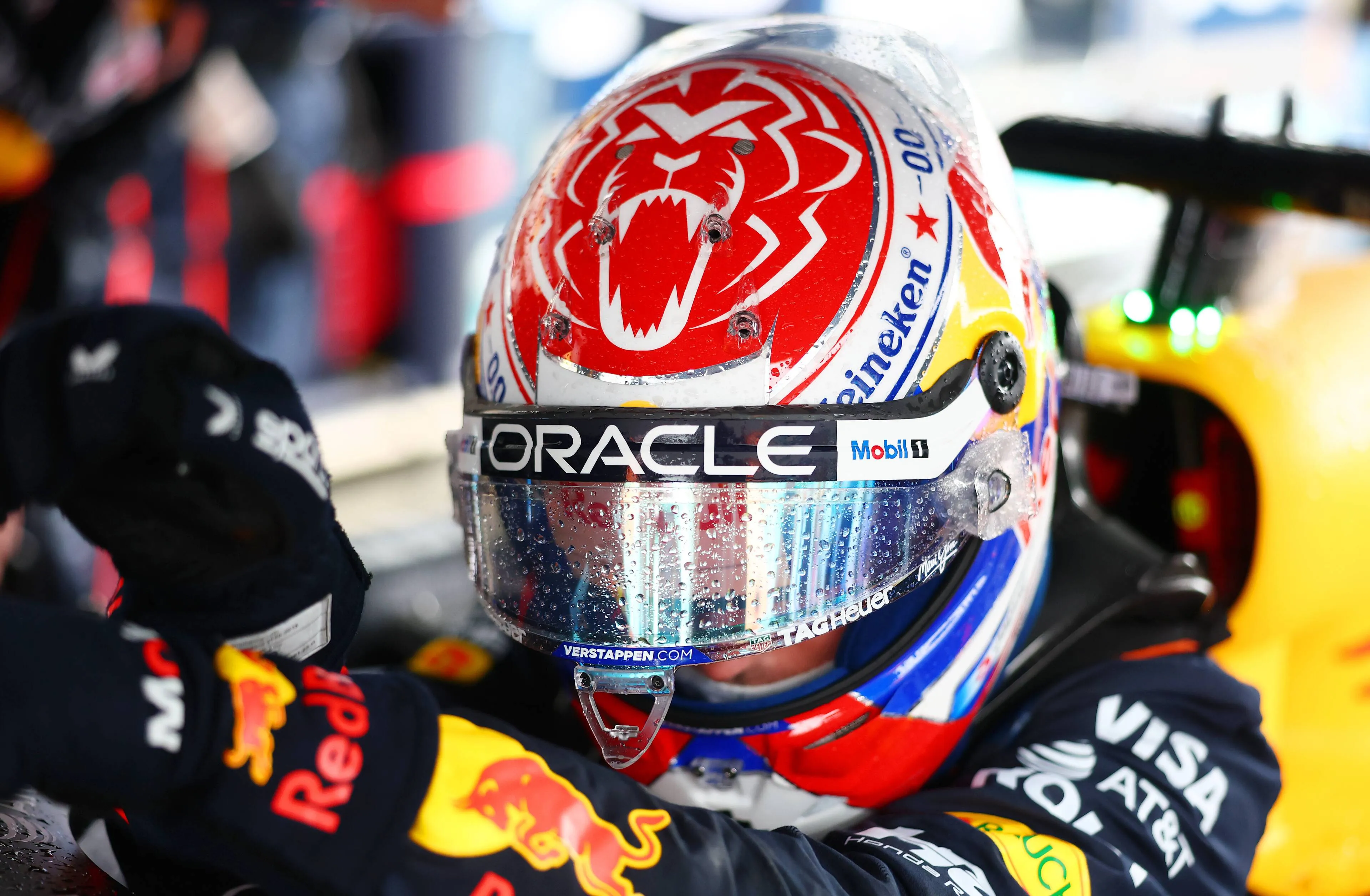 red bull racing max verstappen gp miami 2025 regen natte helm