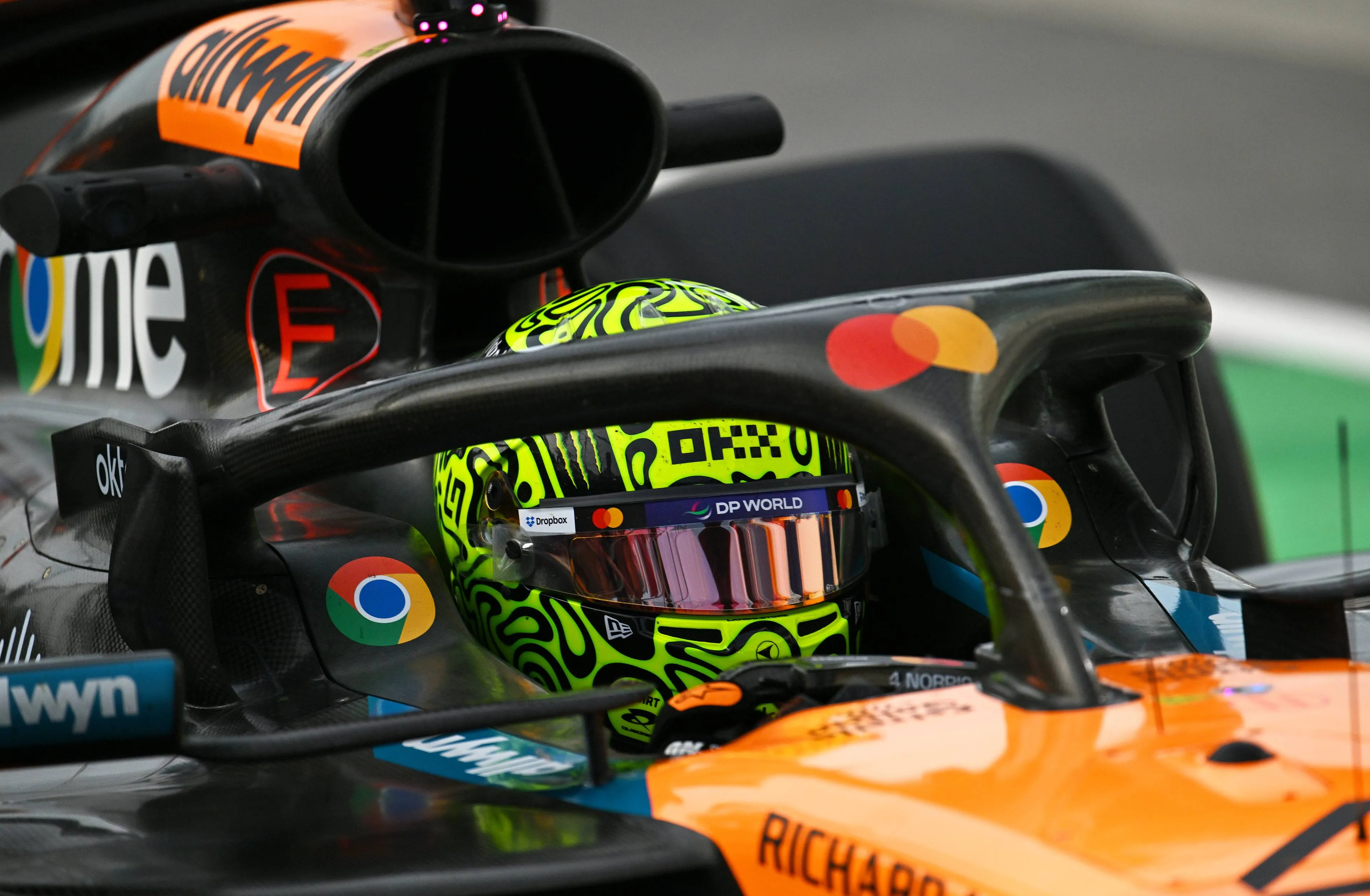 Norris wint na hard duel met Piastri, Verstappen valt in openingsronde uit