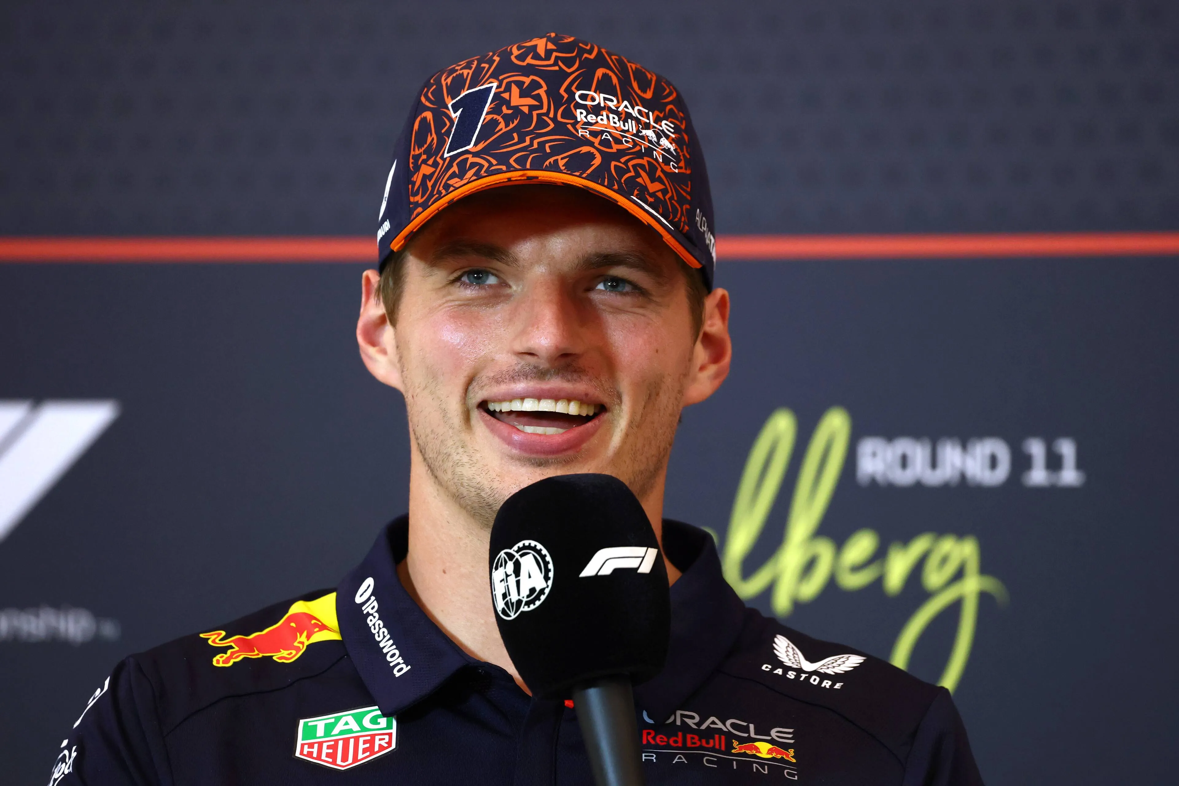 Verstappen zat in de 2026-auto in de simulator en grapt over gewaagde uitspraak van Wolff
