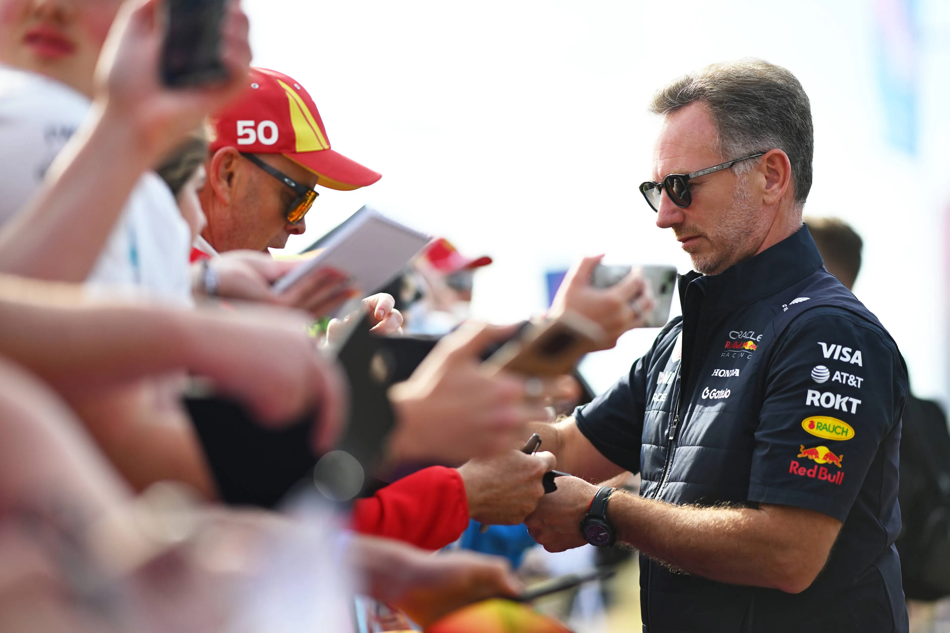 Britse krantenkoppen houden zich niet in: 'Zelfs Horners vrouw had zelden zo'n circus gezien'