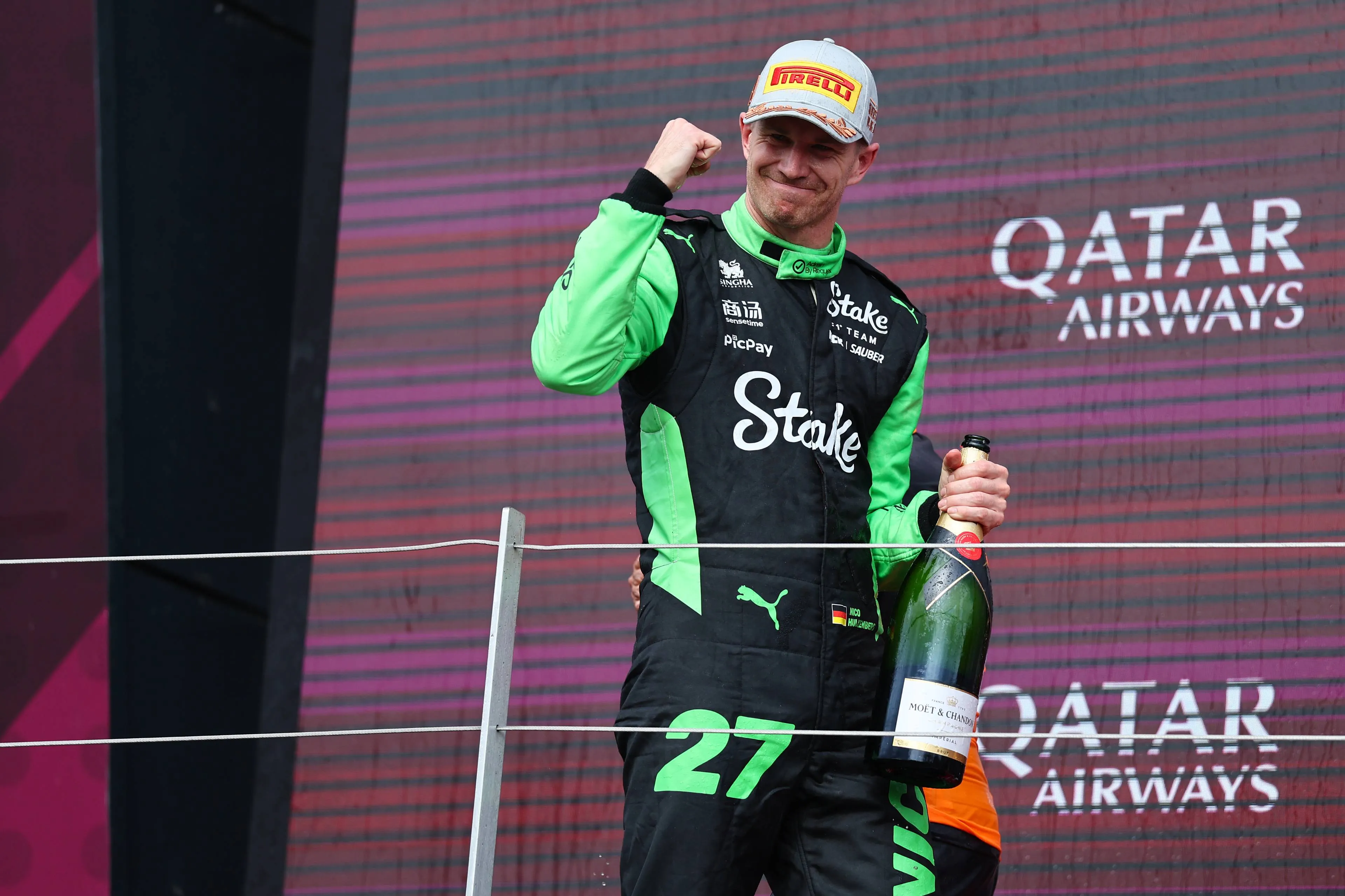 Piastri en Norris lachen om de bijzondere trofee van Hülkenberg: 'Ik klaag niet!'