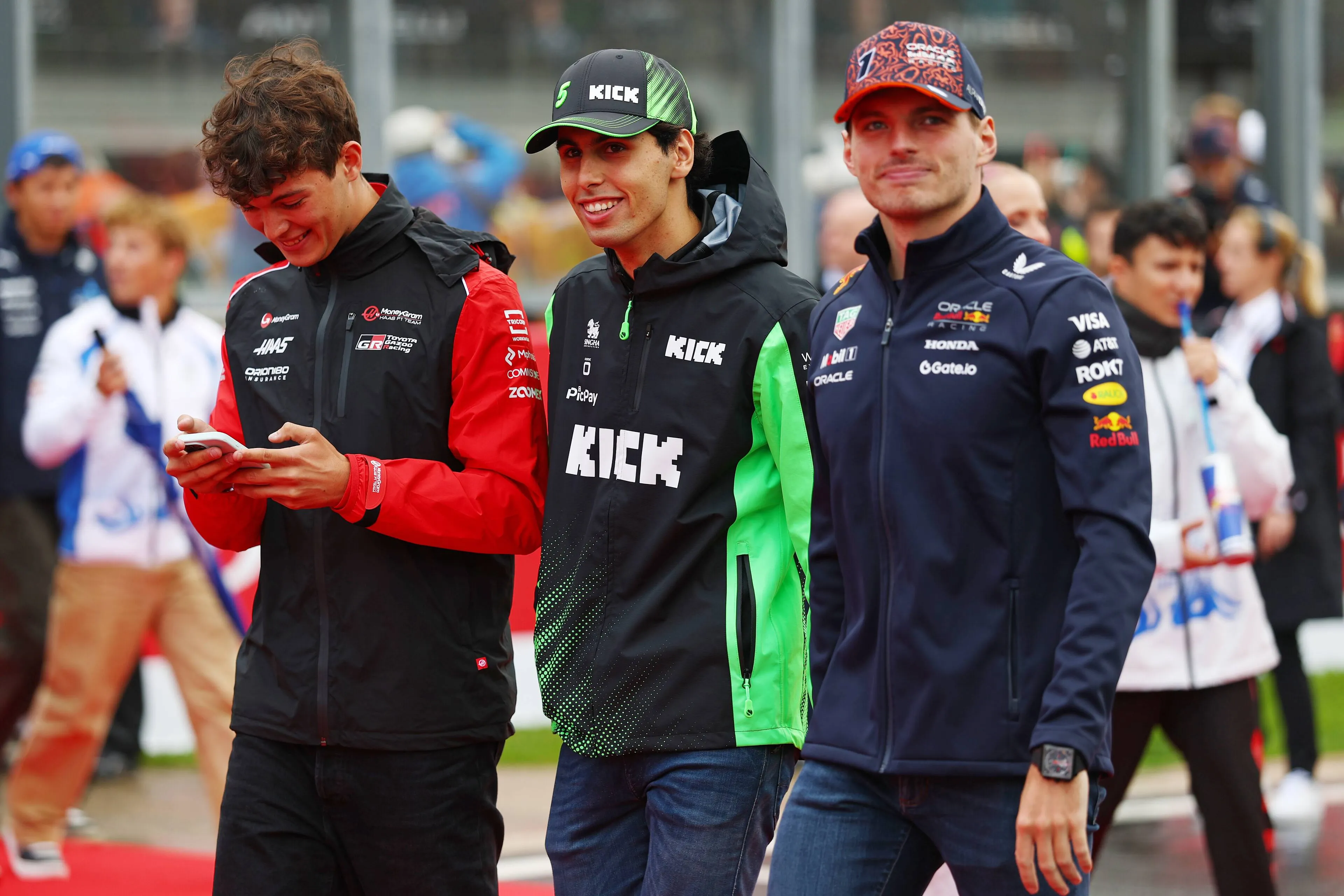 Vier jonge collega's van Verstappen in prachtig gesprek: 'Max is de vader van de rookies!'