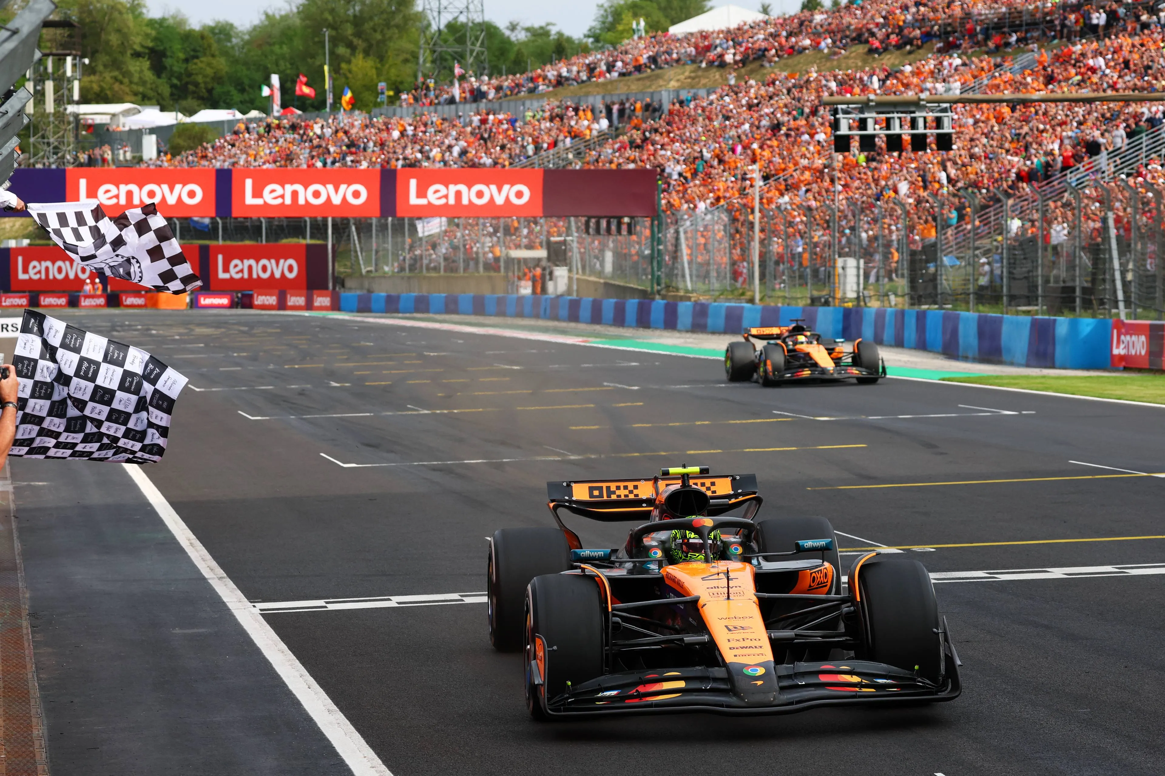 lando-norris-oscar-piastri-zondag-race-mclaren-hongarije