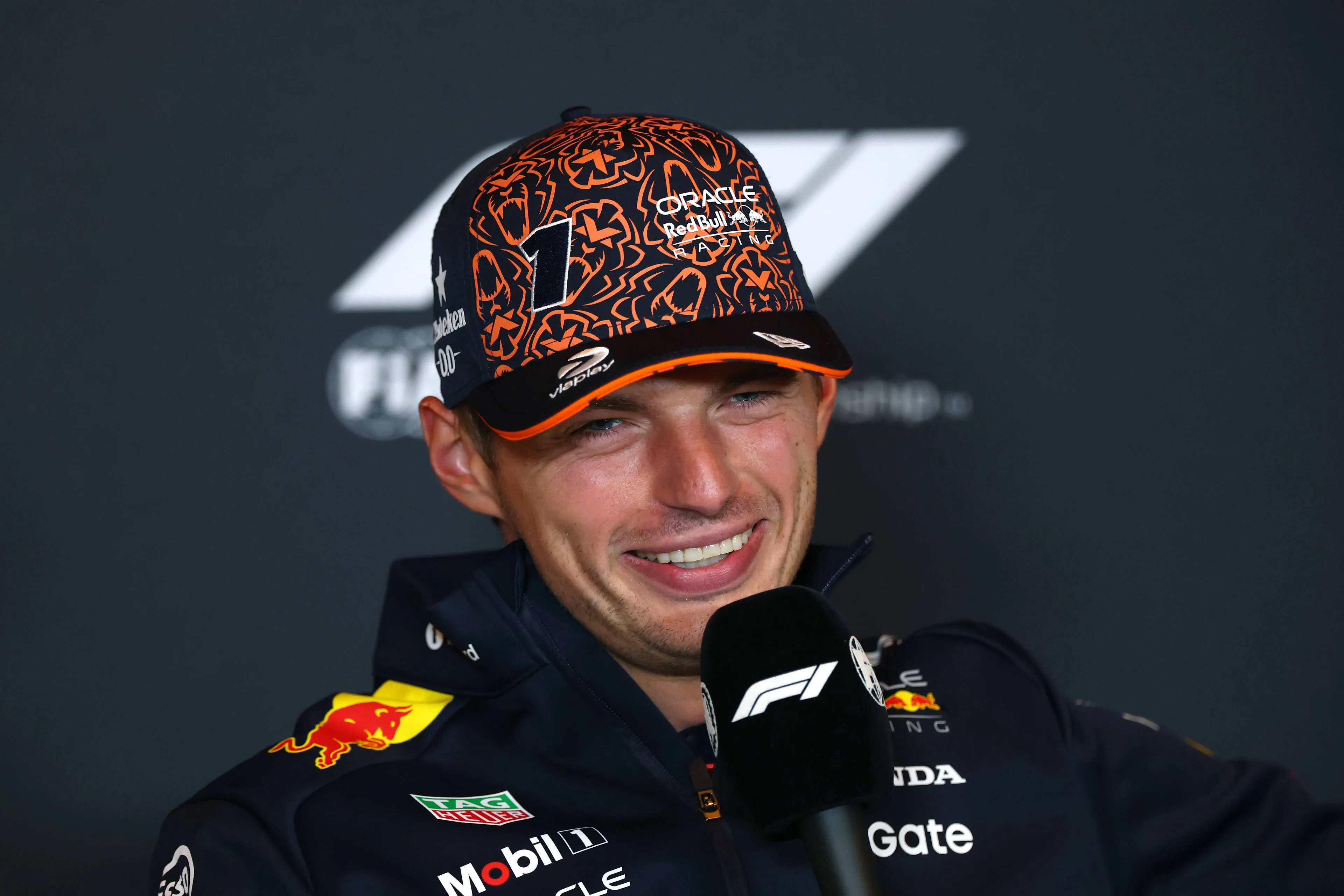 Verstappen legt fabelachtige actie uit: 'Wilde lol trappen'