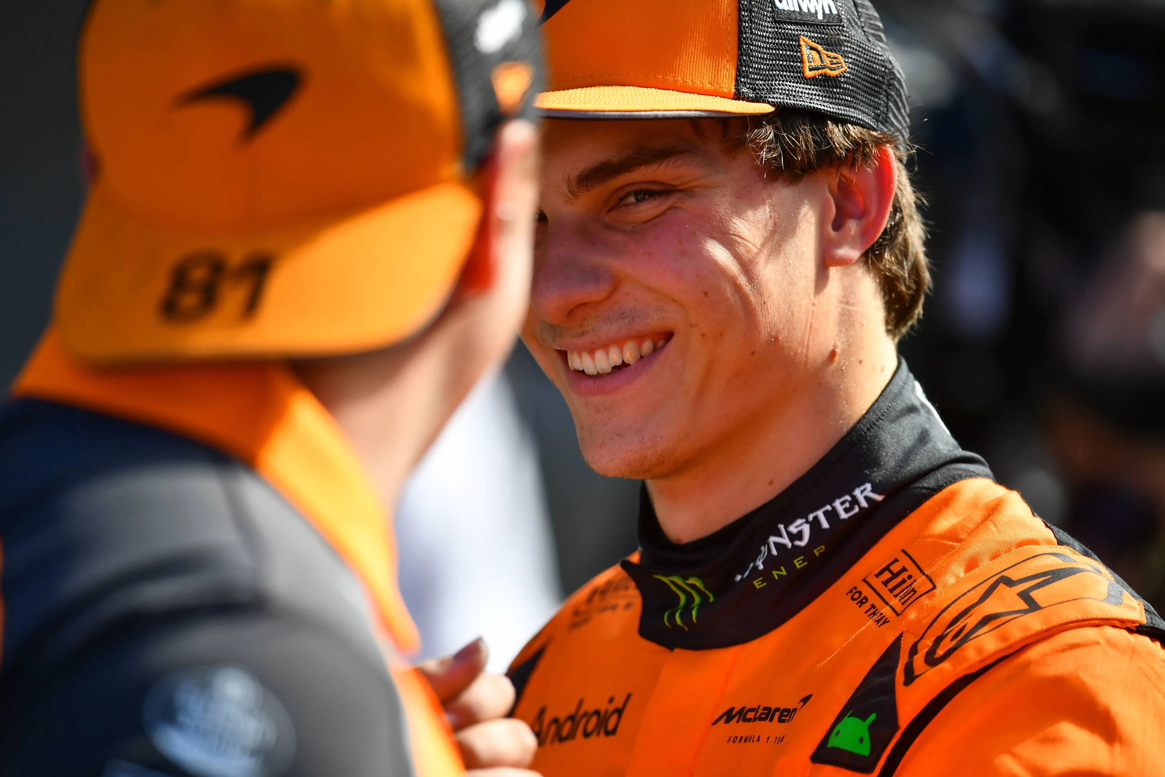 Verstappen en Hadjar op het podium, Piastri deelt mokerslag uit na probleem bij Norris