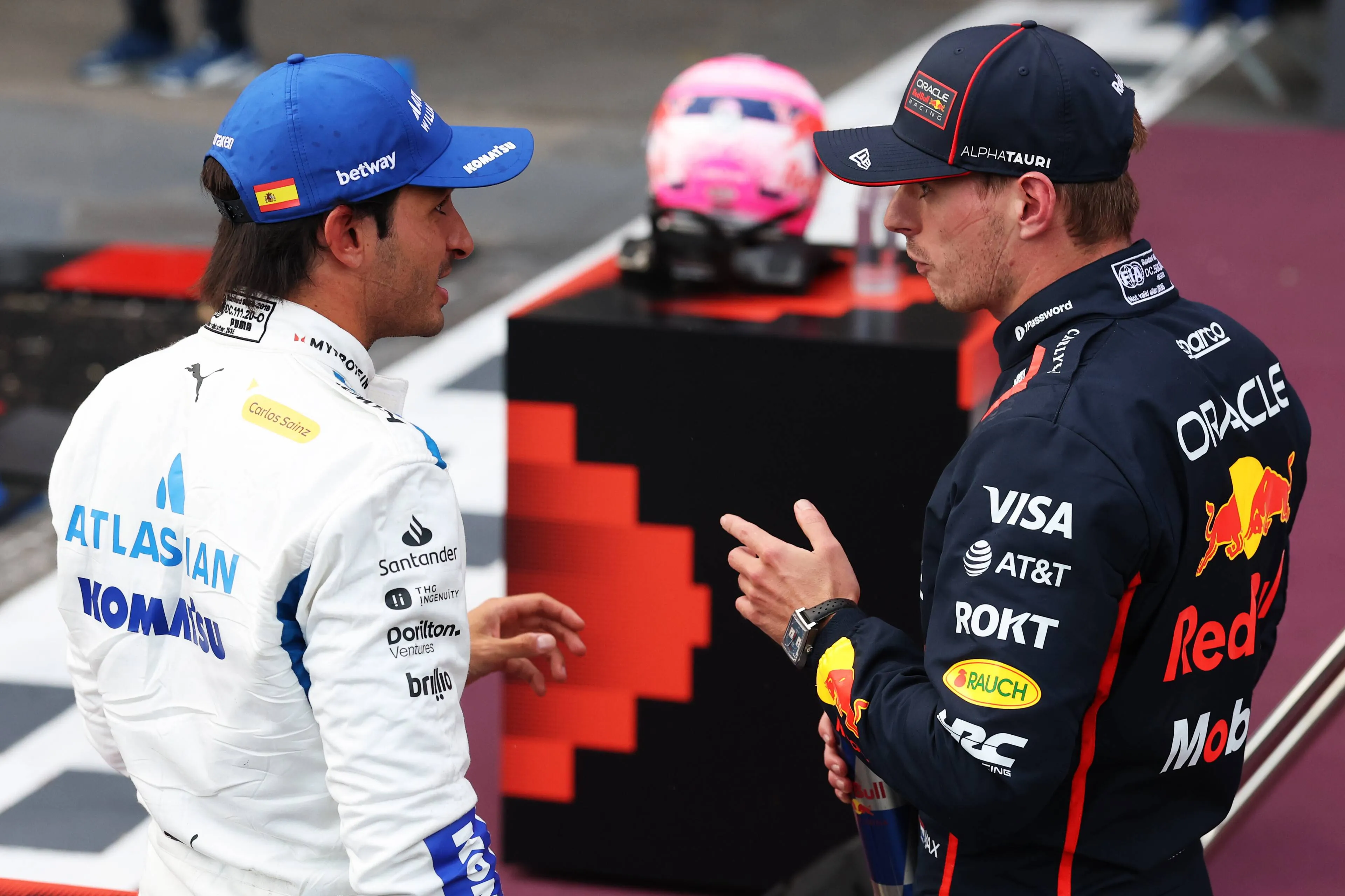 Sainz niet verbaasd dat Verstappen pole wist te pakken: 'Natuurlijk was het Max!'