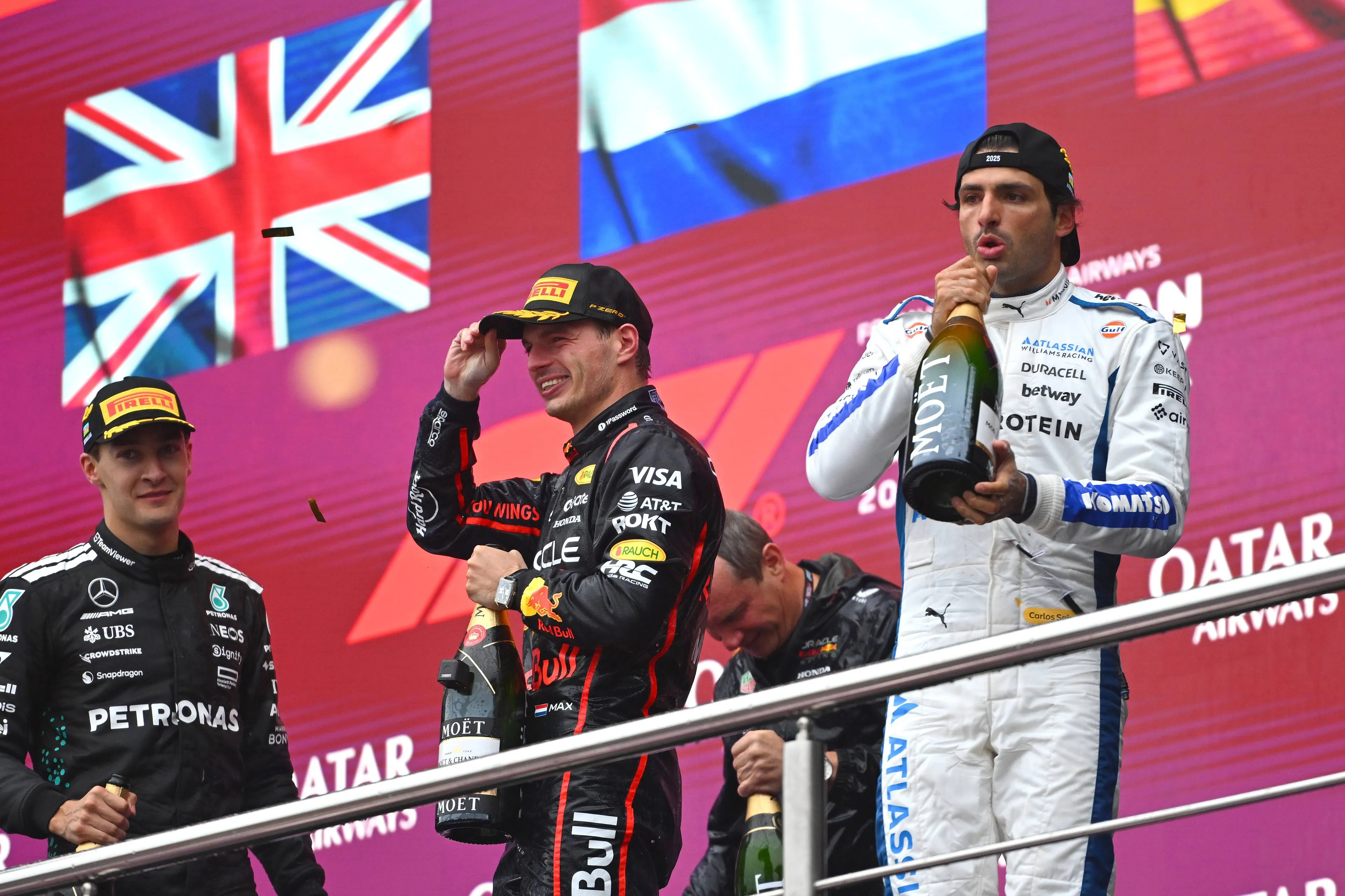 max-verstappen-red-bull-racing-gp-azerbeidzjan-2025-zondag-george-russell-mercedes-carlos-sainz-williams-podium-champagne-2