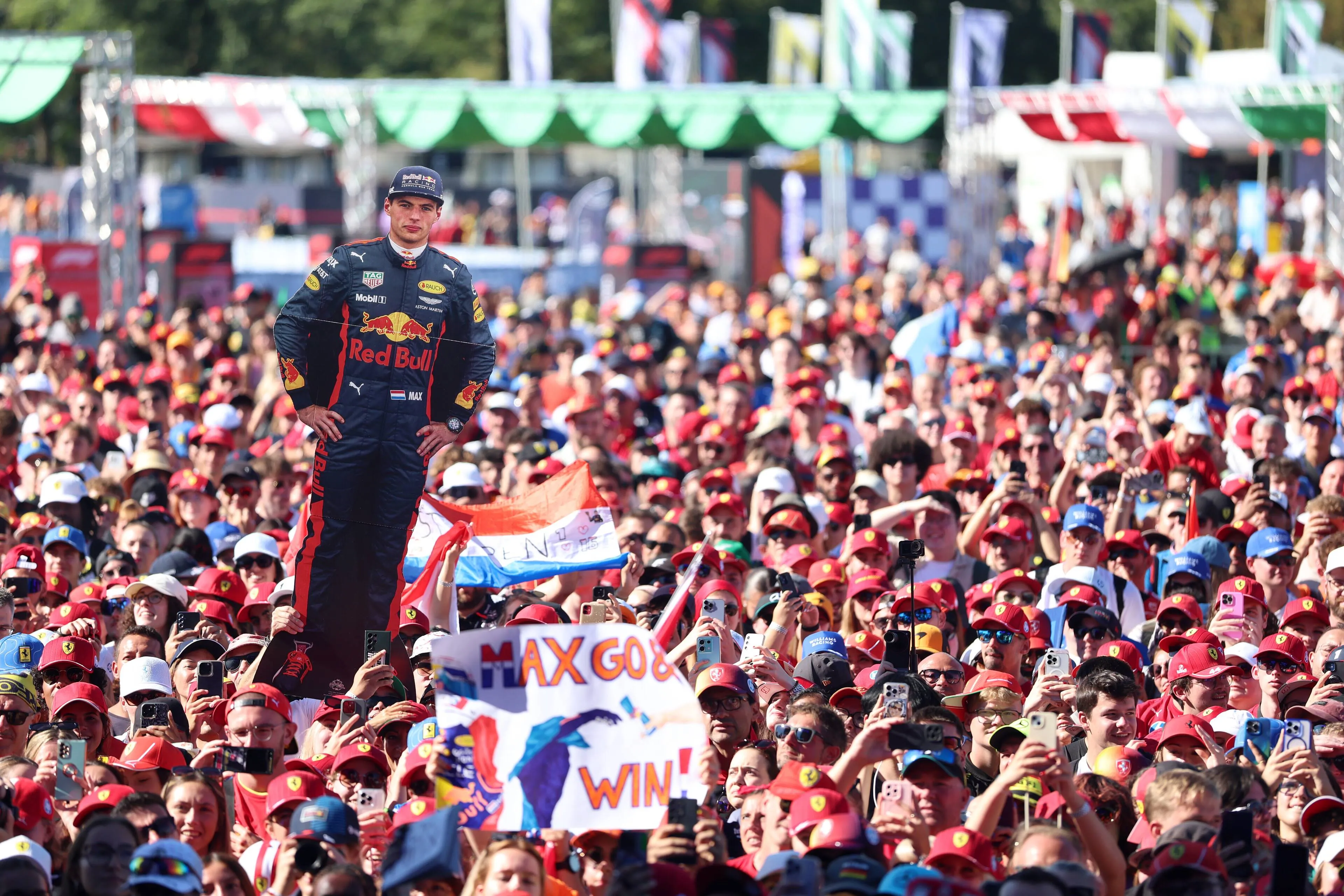 Verstappen reageert op Italiaans publiek: 'Ik krijg hier nog een keer PTSD van!'