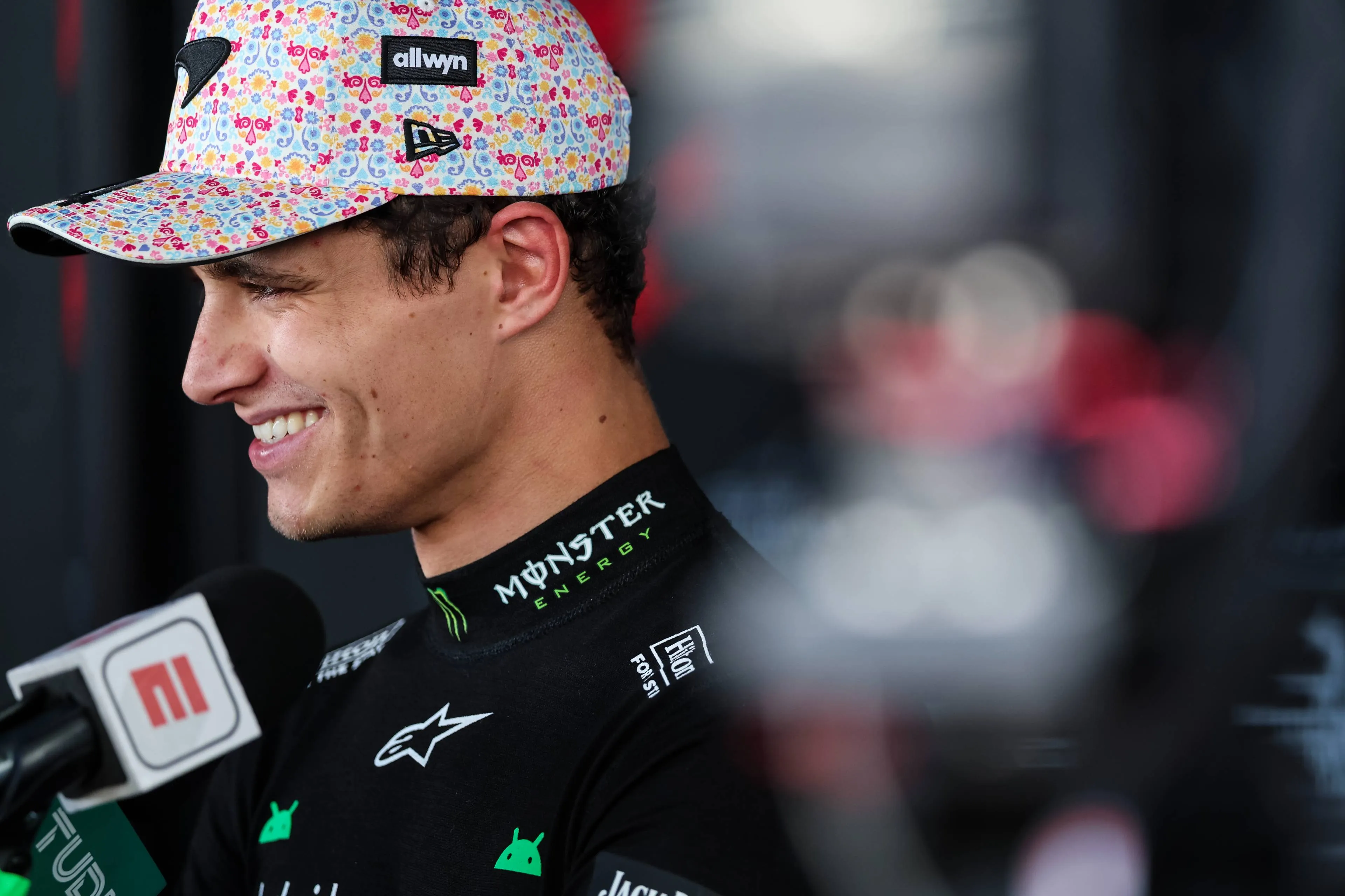 Journalist hoopt Norris uit de tent te lokken en vraagt naar Verstappen: 'Nee, je hebt je antwoord'