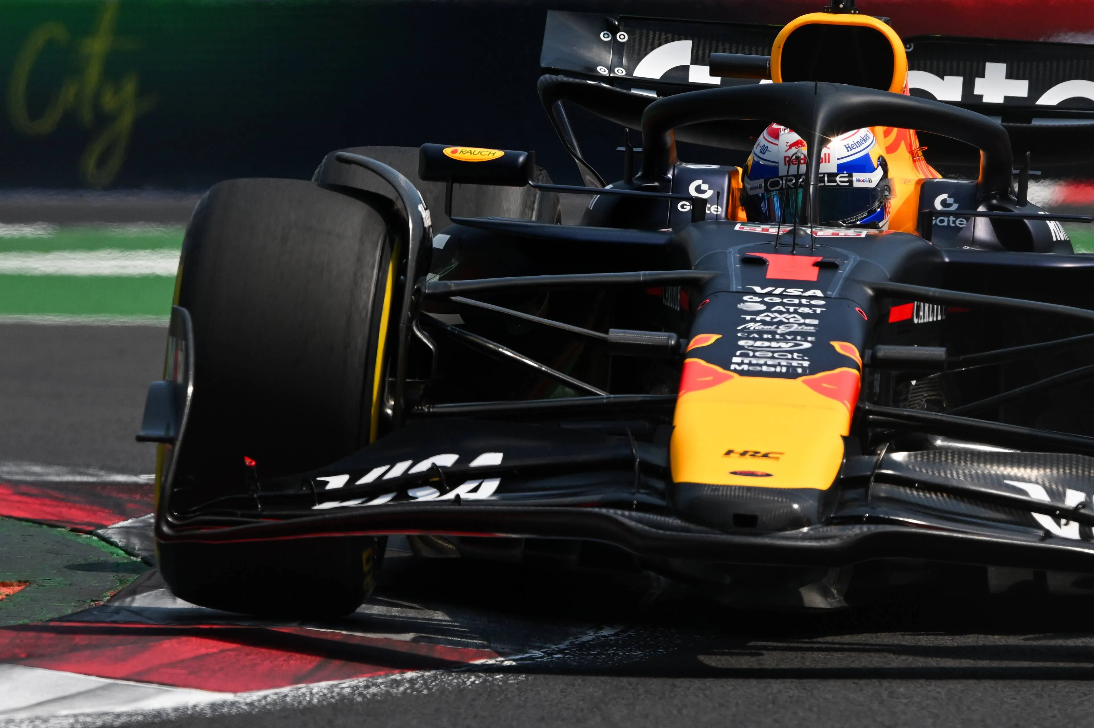 Verstappen haalt gefrustreerd schouders op: 'Heeft geen zin om valse hoop te creëren'