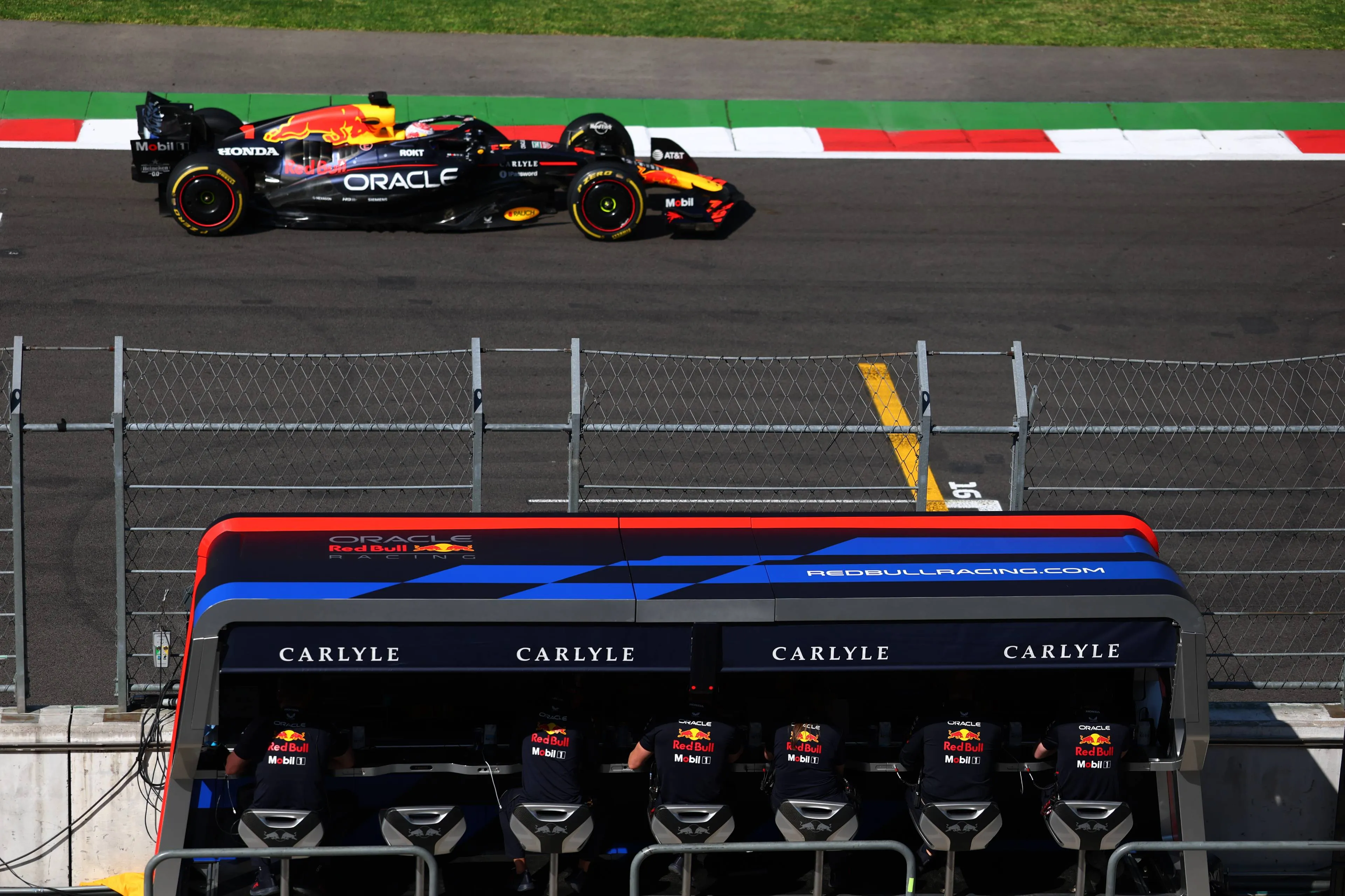 Internationale media loven kalmte bij Lambiase en collega's: 'Daarna vrat Verstappen ze één voor één op'