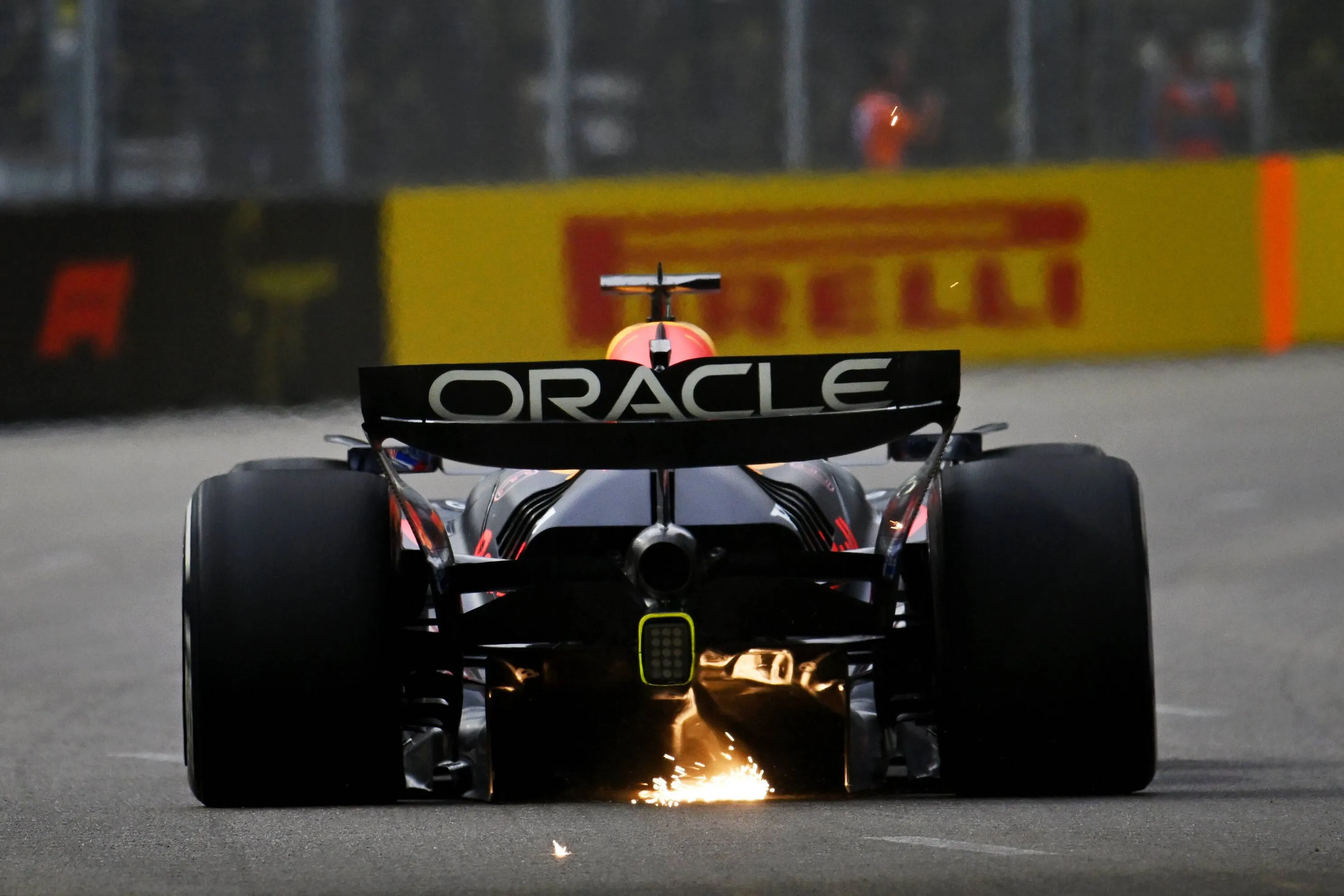 Verstappen op kleine achterstand in chaotische sessie, Norris betrokken bij apart pitstraatincident