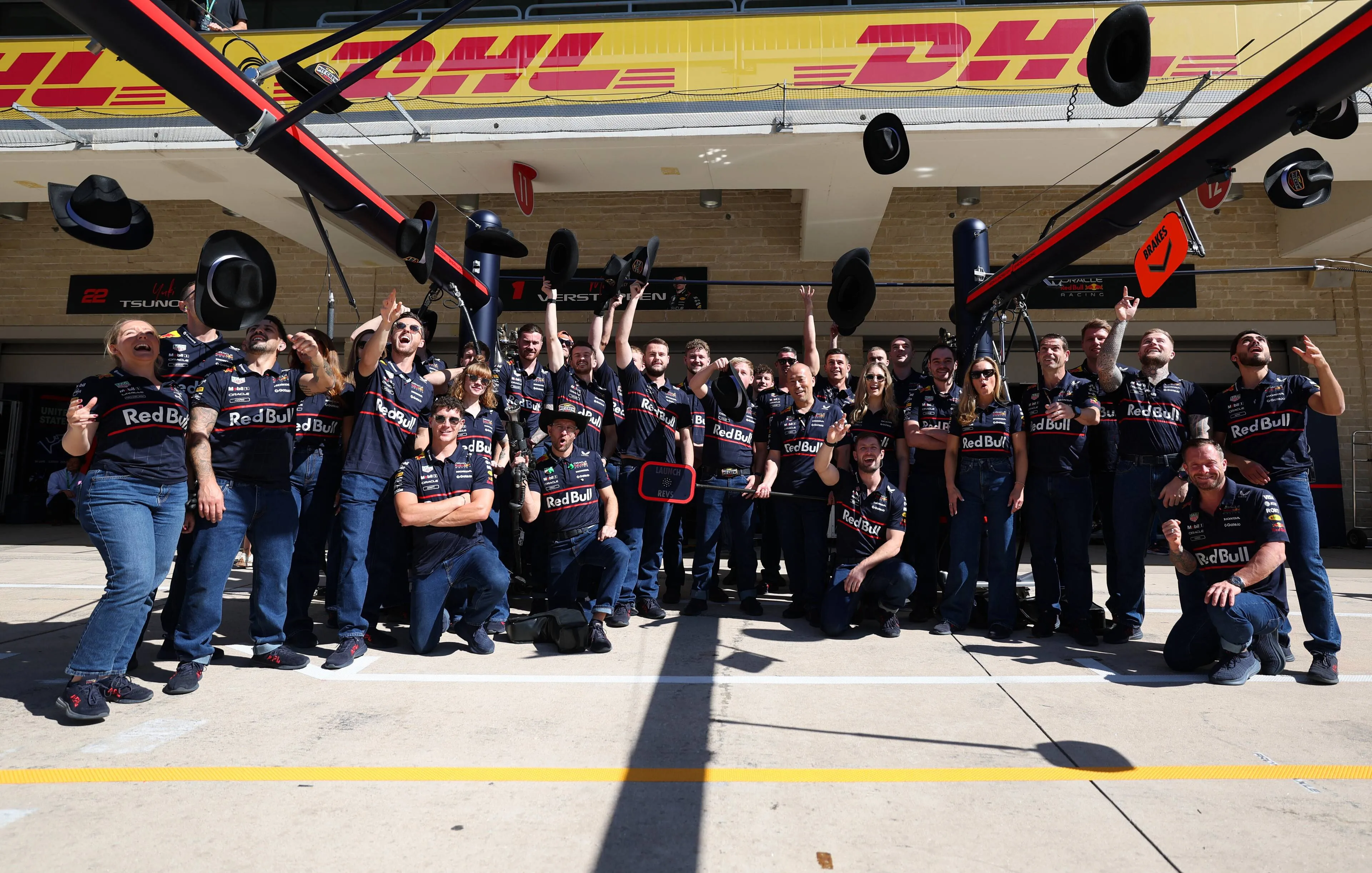 red-bull-racing-cota-2025-team-monteurs-12