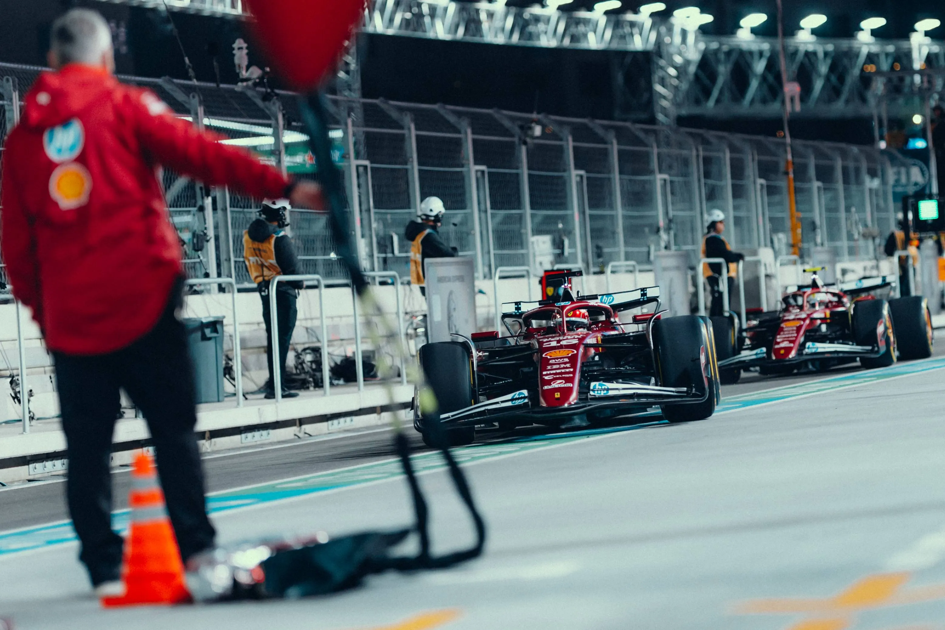 charles-leclerc-lewis-hamilton-ferrari-lasvegas-vrijdag