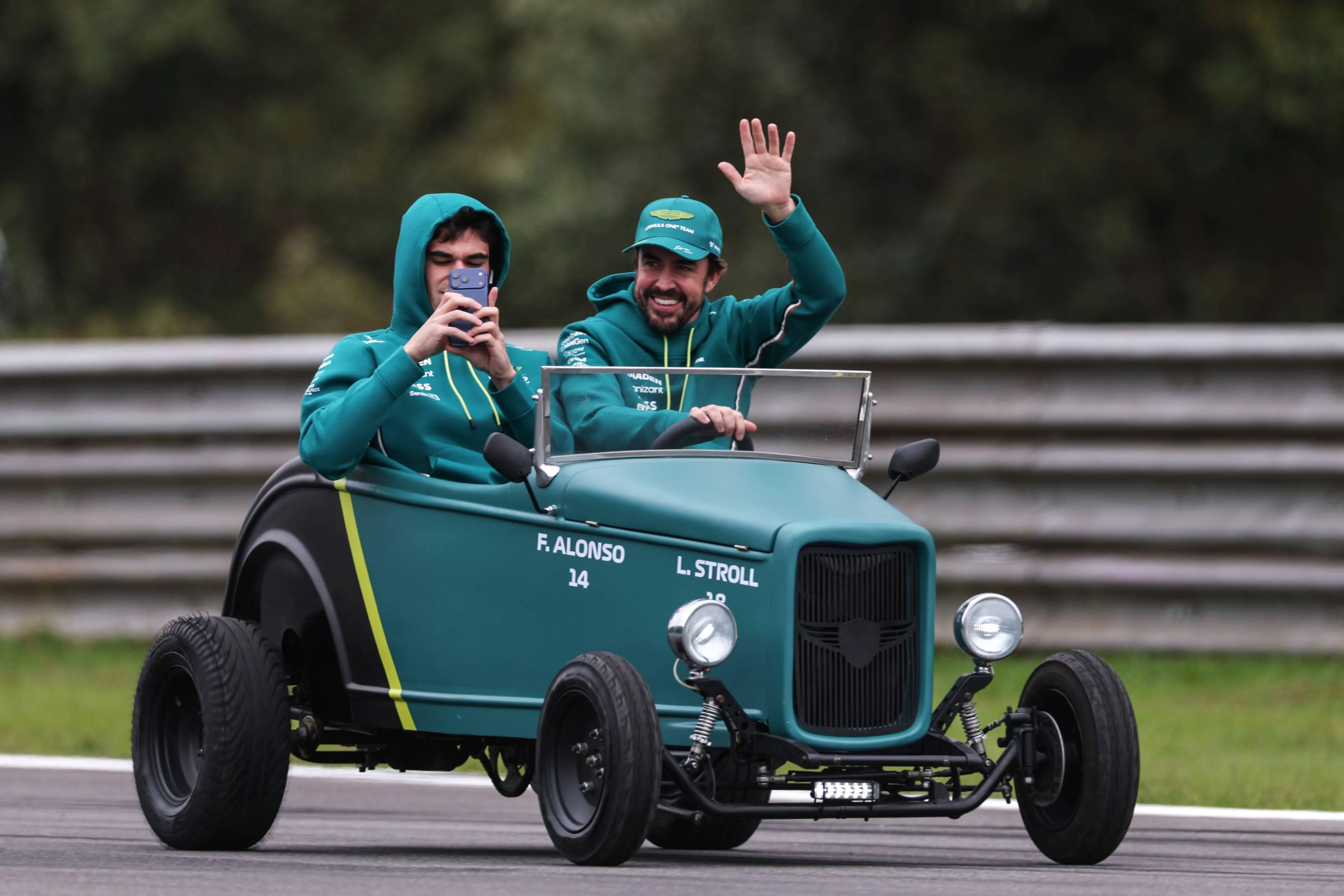 fernando-alonso-lance-stroll-aston-martin-sao-paolo-drivers-parade-brazilie-zondag-2025