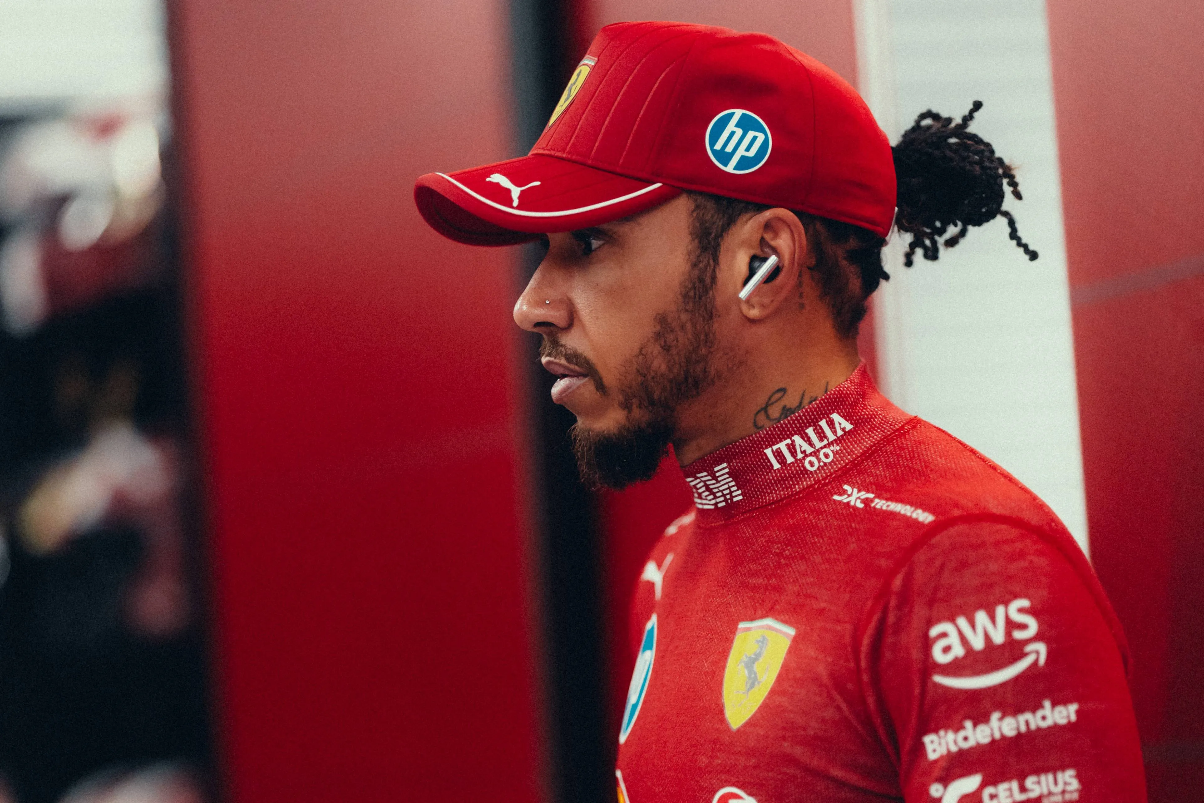 Hamilton uit felle kritiek op Red Bull: 'We weten allemaal wat er gebeurt'