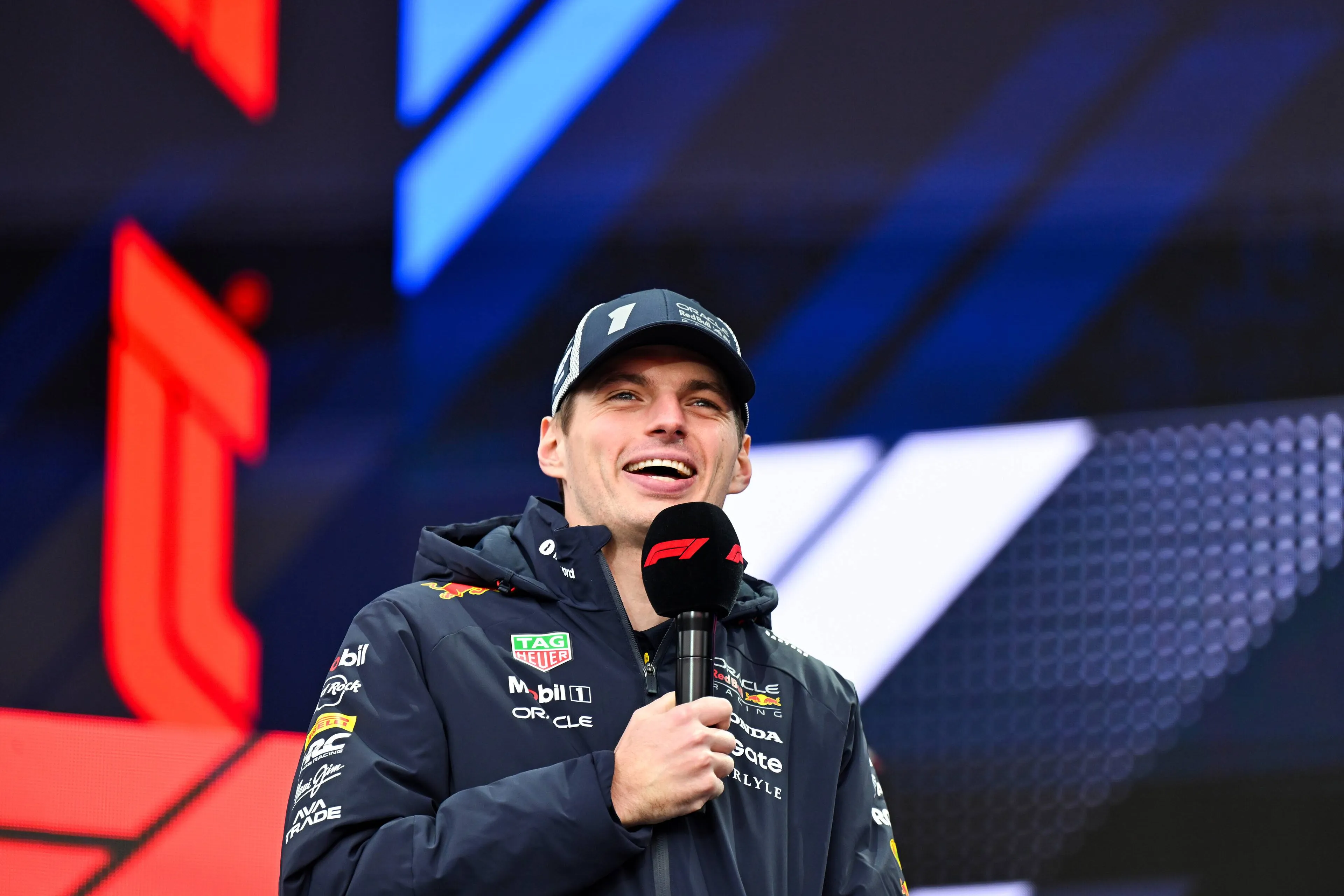Verstappen niet van plan om open kaart te spelen en reageert met een knipoog op fanvraag