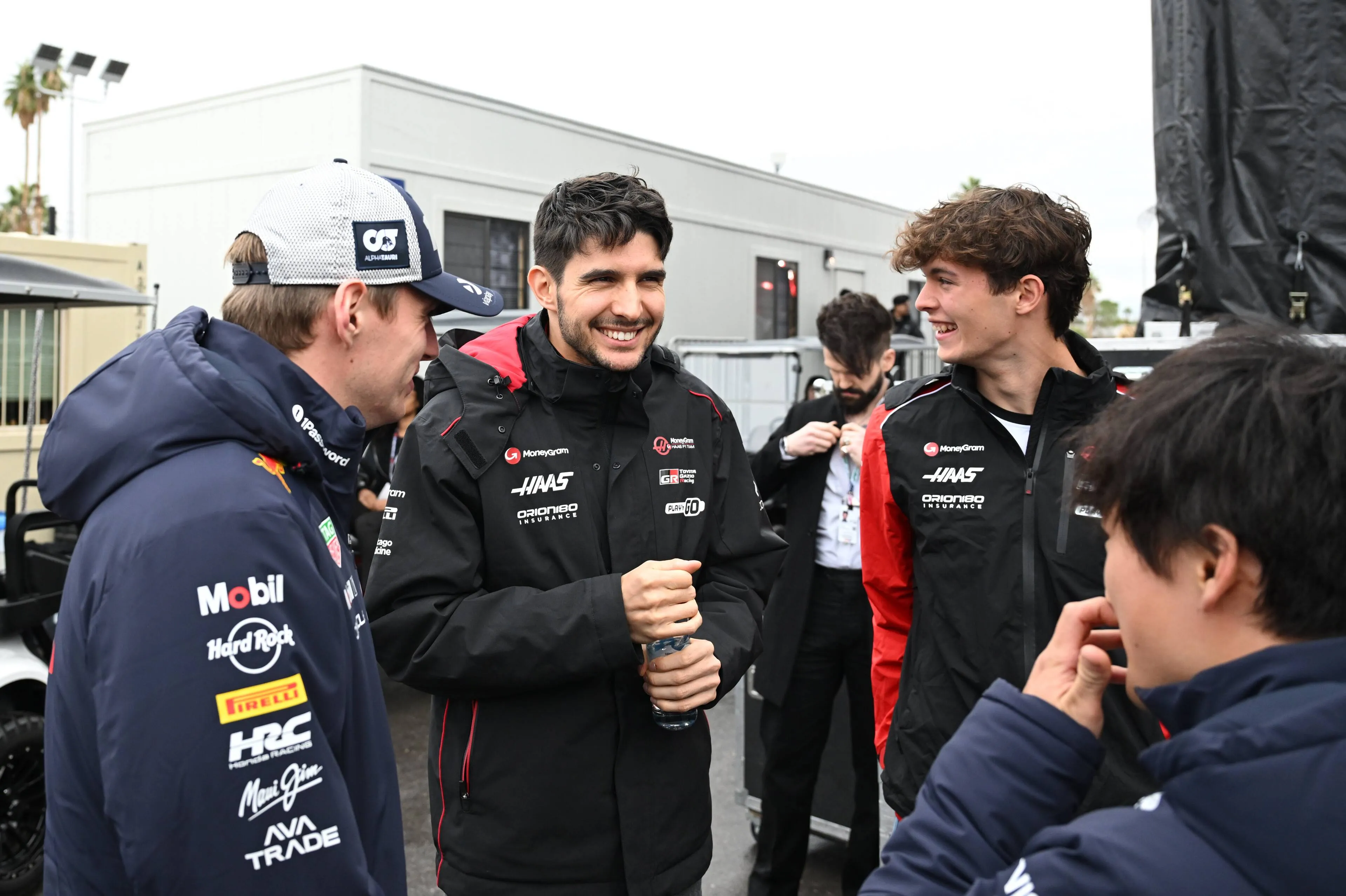 max-verstappen-2025-las-vegas-vt3-zaterdag-yuki-tsunoda-lachen-esteban-ocon-oliver-bearman