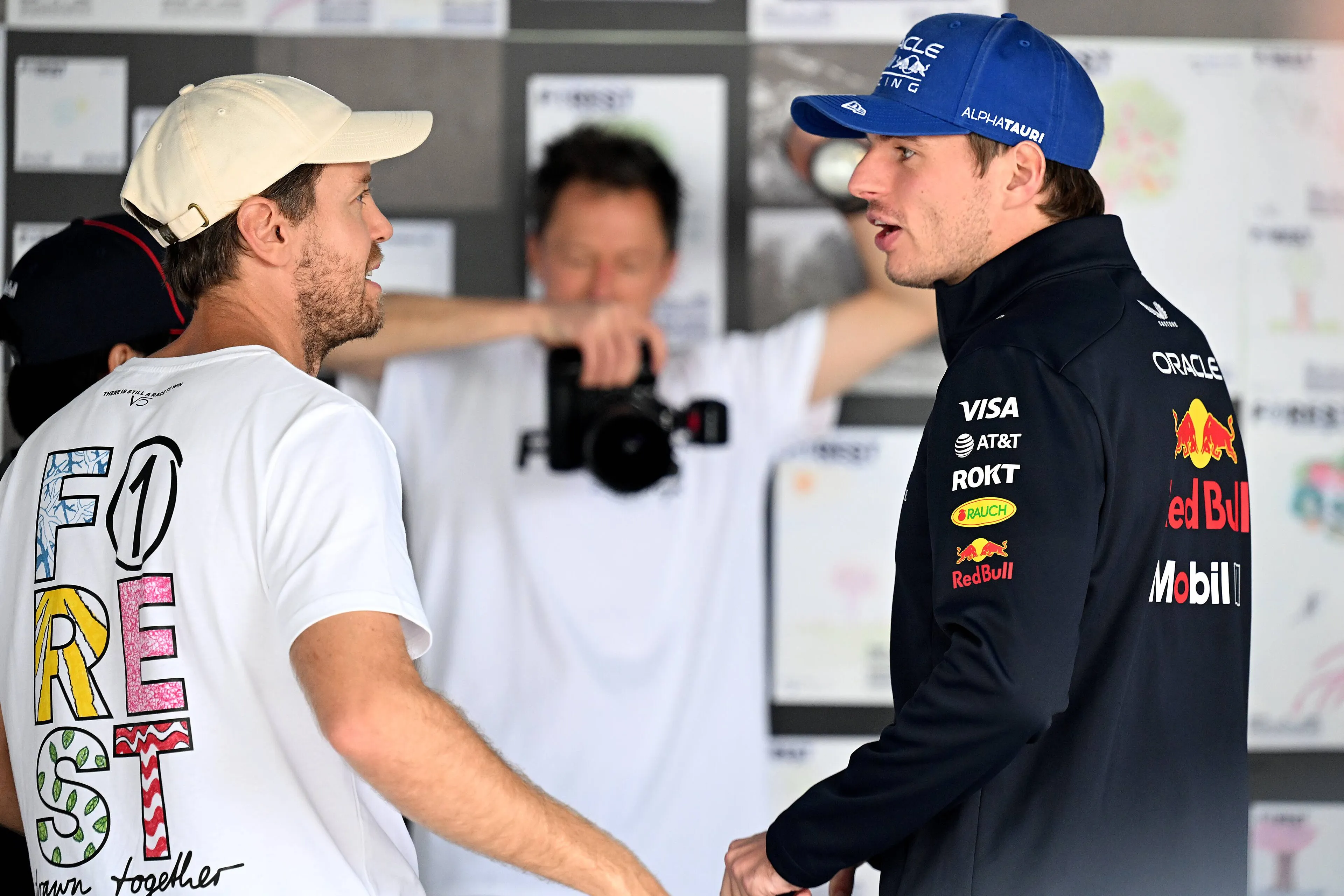 Ex-wereldkampioen Vettel vol lof over Verstappen: 'Het enge is dat hij nog steeds beter wordt'