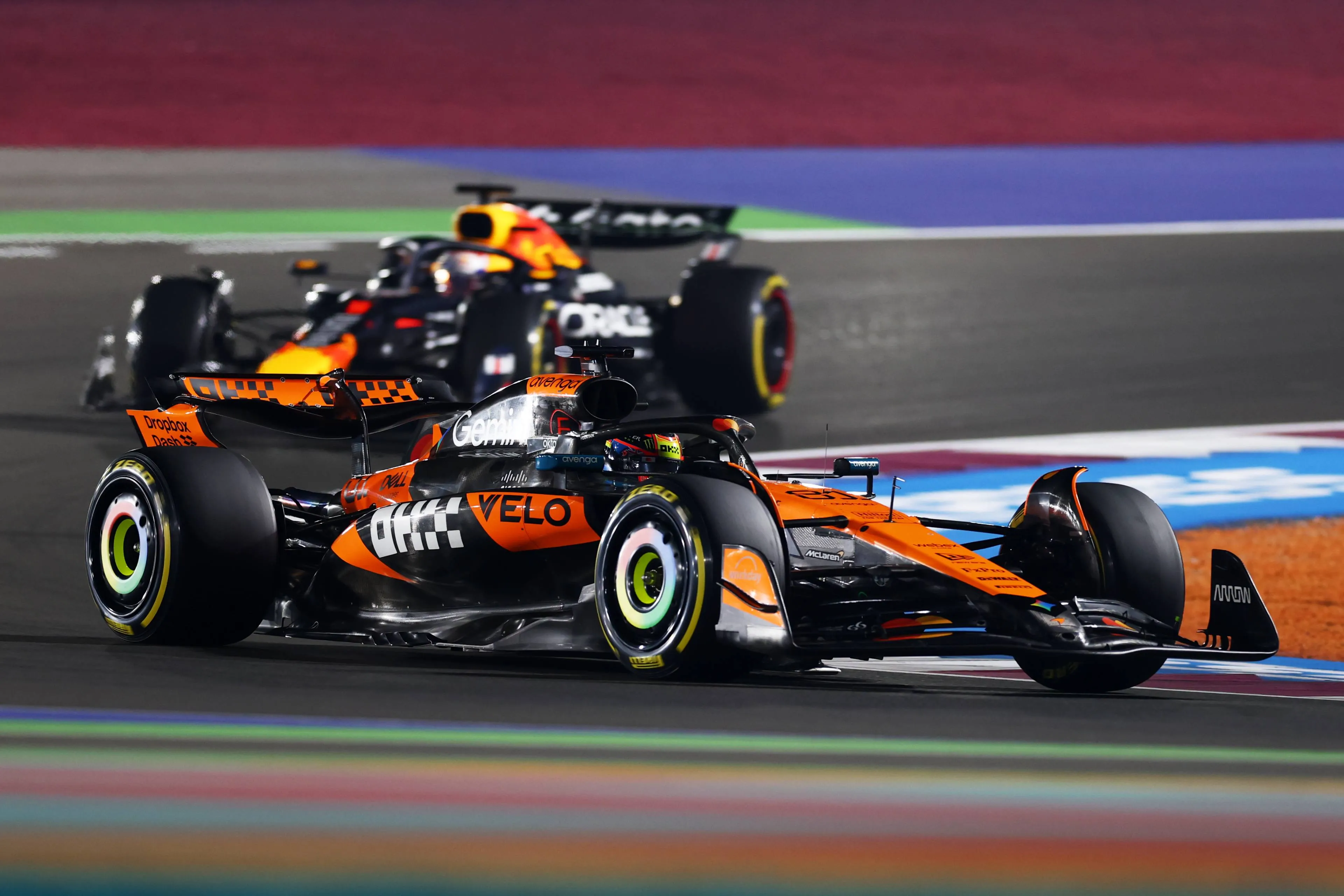 oscar-piastri-mclaren-max-verstappen-red-bull-racing-gp-qatar-2025-zondag
