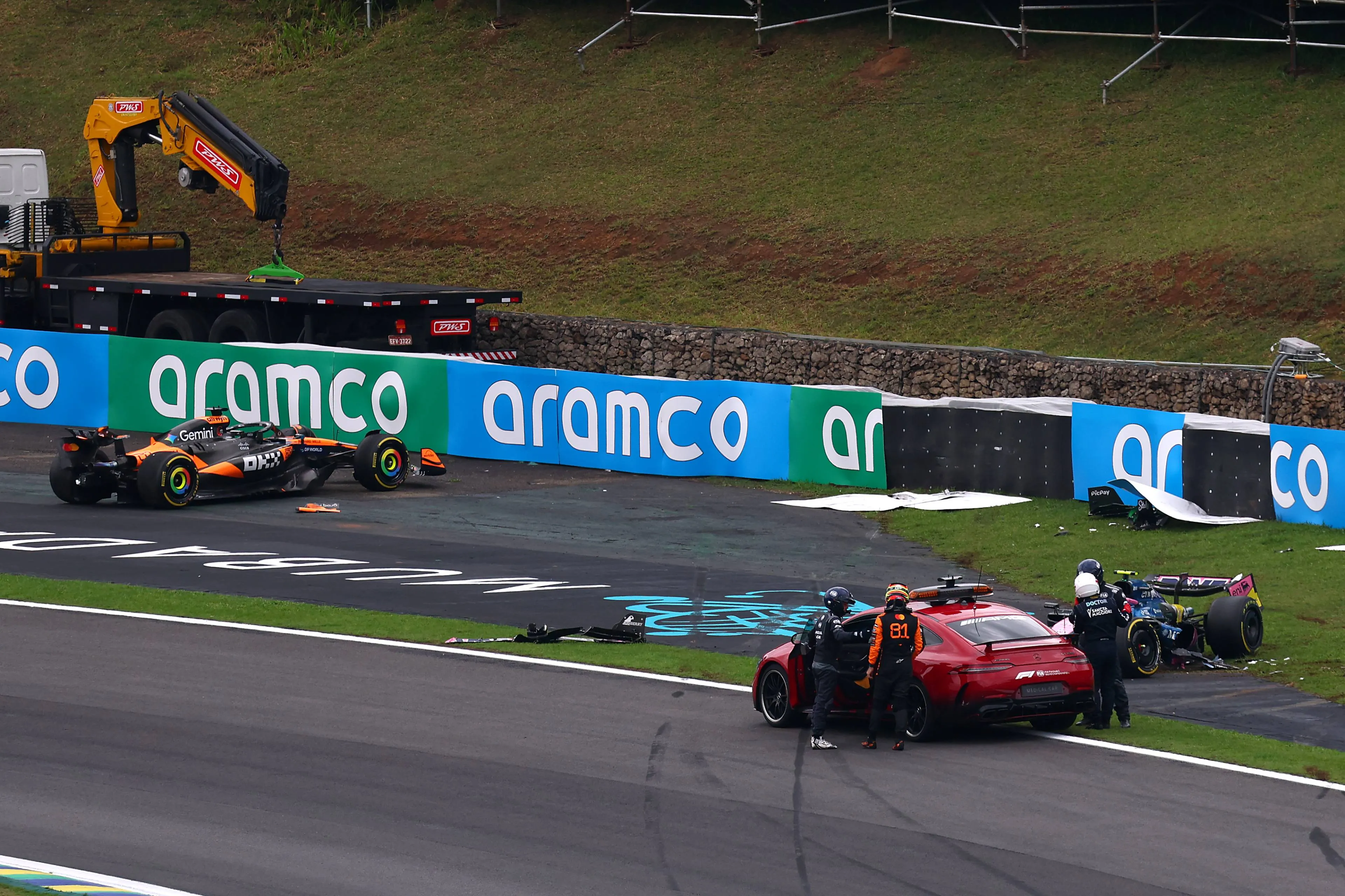 Sprintrace in Brazilië stilgelegd na crash van Piastri, foutje van Norris speelt mogelijk een rol