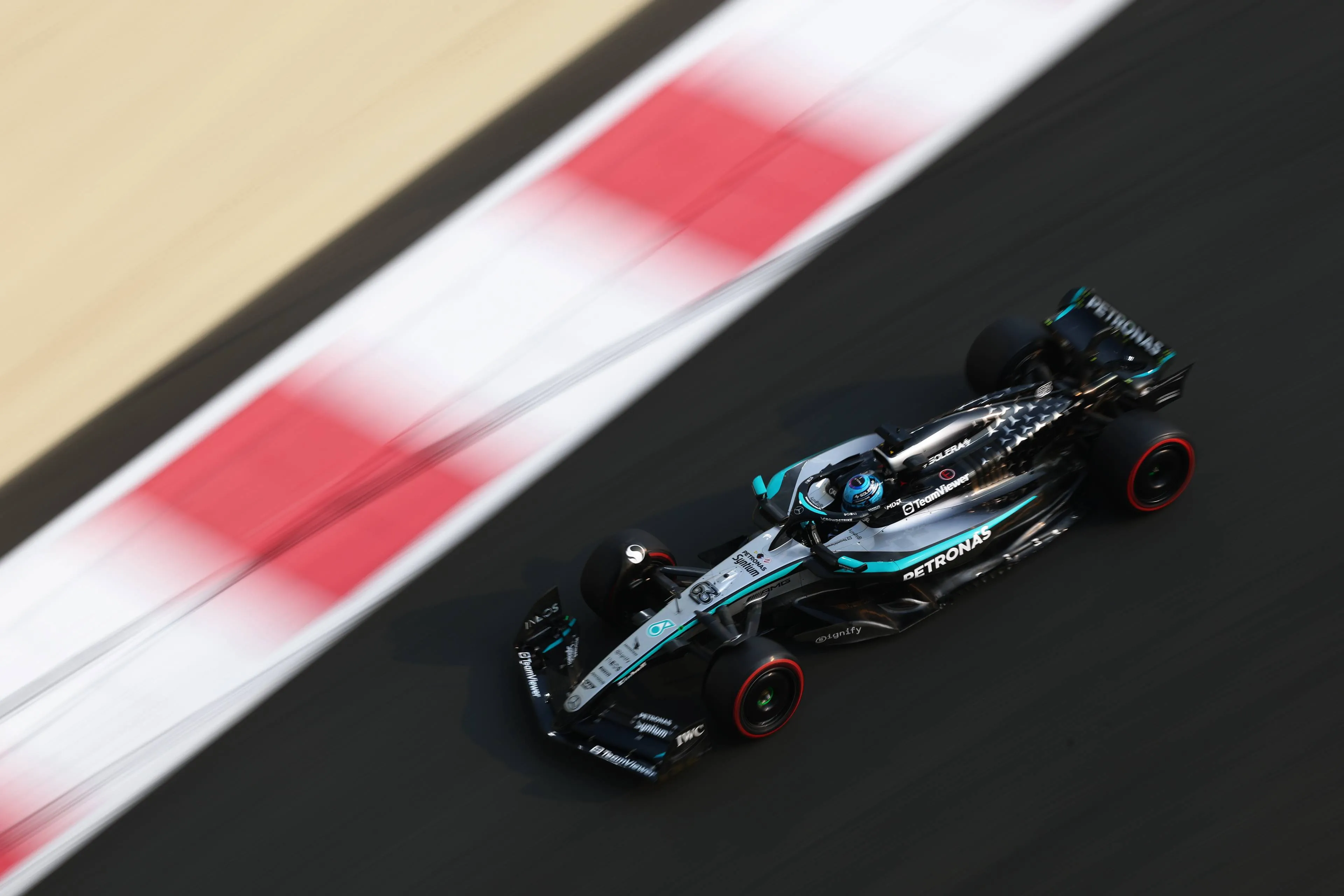 Russell doet met alle plezier afstand van W16: 'Alsof je met een racefiets over kasseien rijdt'