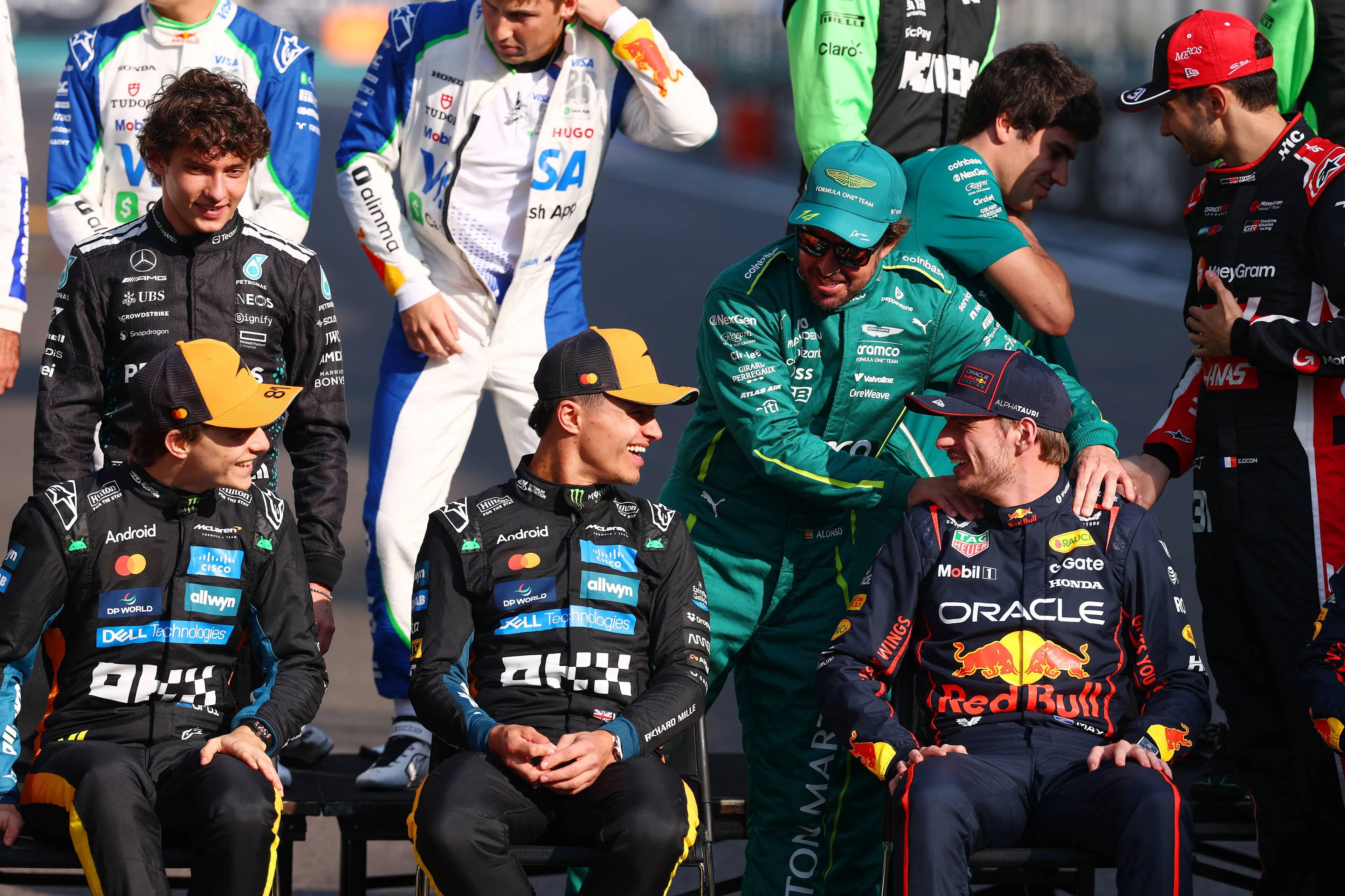 max-verstappen-lando-norris-oscar-piastri-fernando-alonso-lachen-rijdersfoto-abu-dhabi