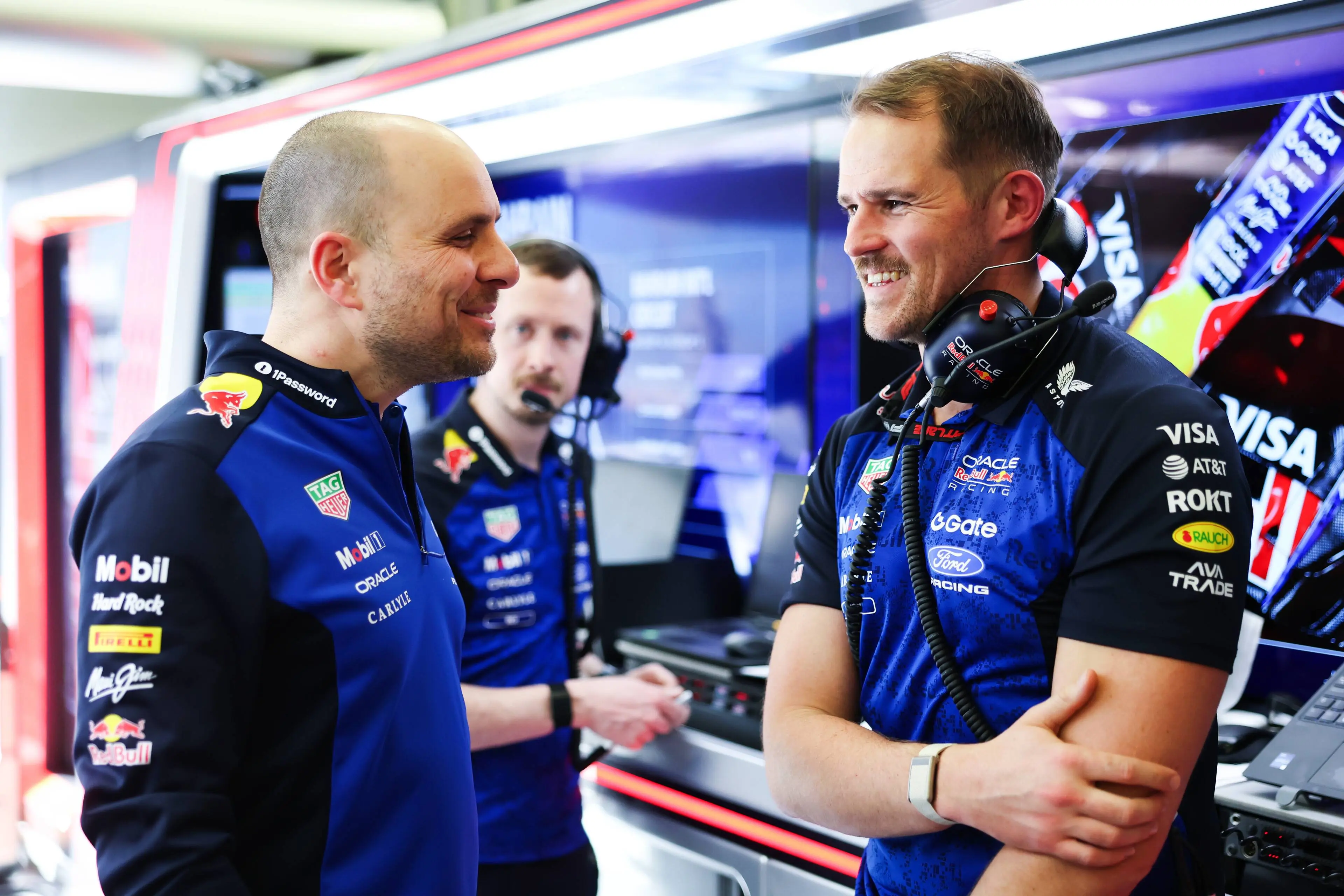 gianpiero-lambiase-tom-hart-engineers-verstappen-red-bull-racng-wintertest-red-bull-racing