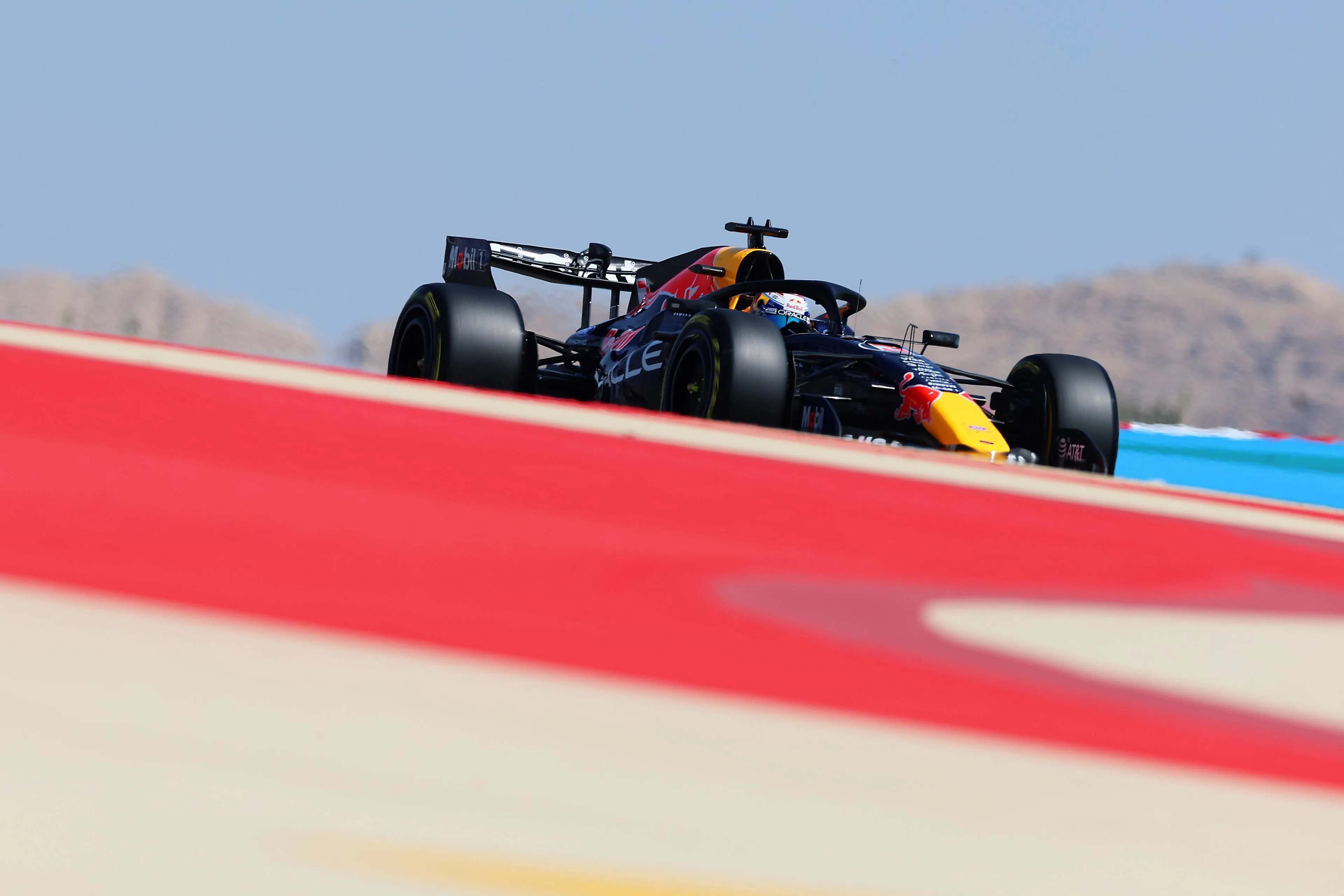 max-verstappen-red-bull-racing-rb22-wintertest-bahrein-12