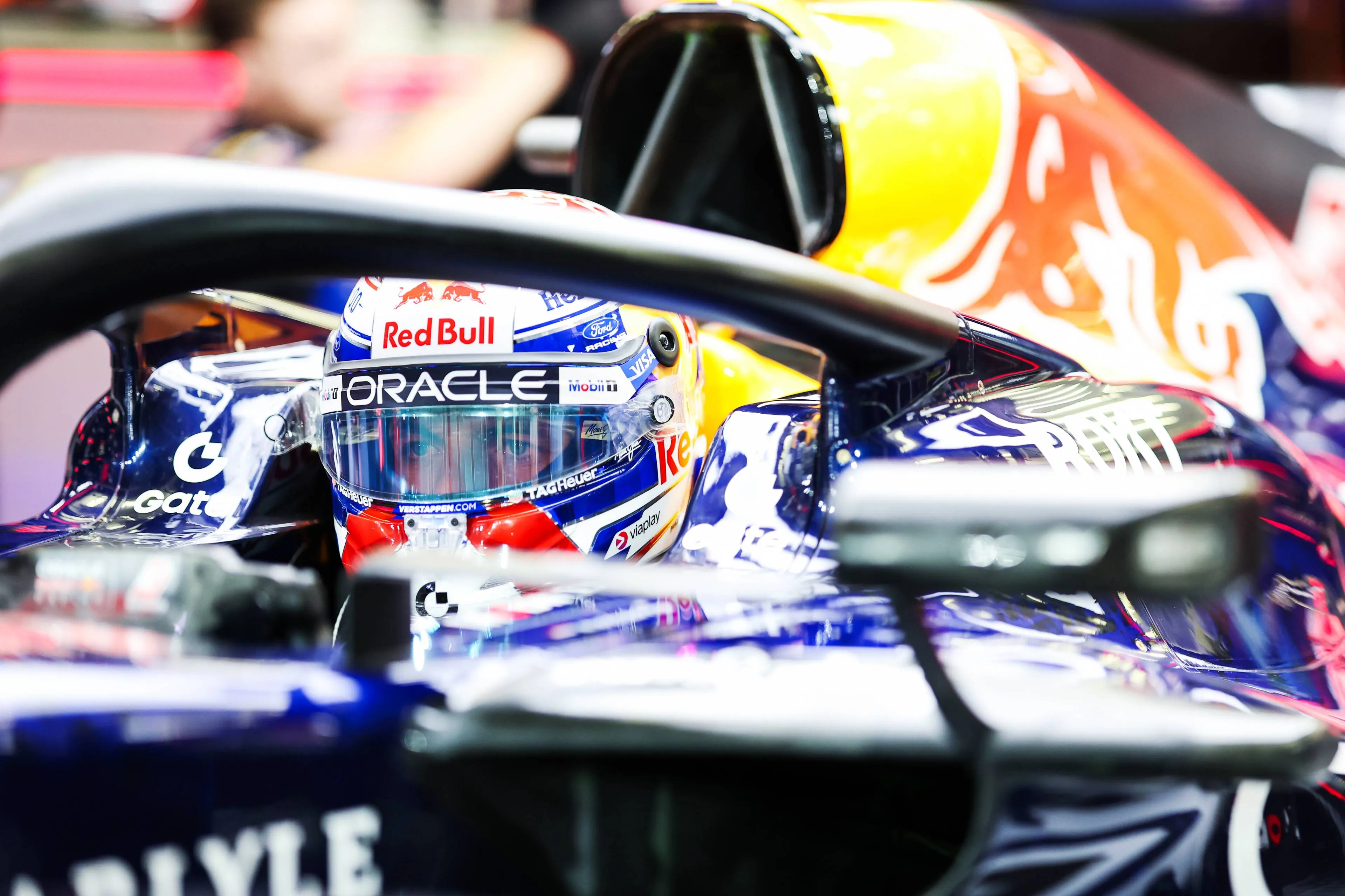 max-verstappen-red-bull-racing-wintertest-bahrein-1-helm-cockpit-mooi