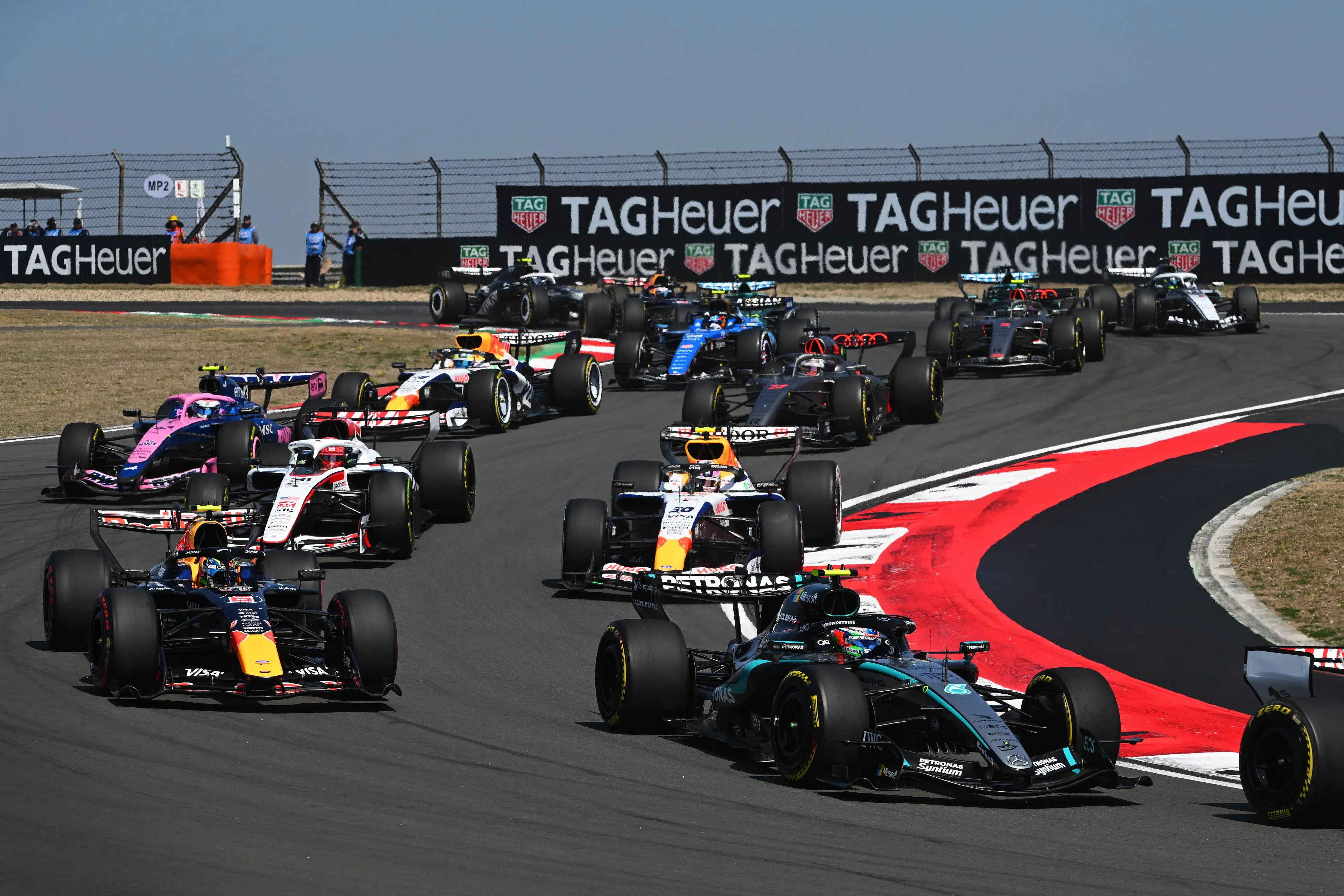 isack-hadjar-kimi-antonelli-start-sprintrace-red-bull-racing-mercedes-7-saturday-shanghai-2026