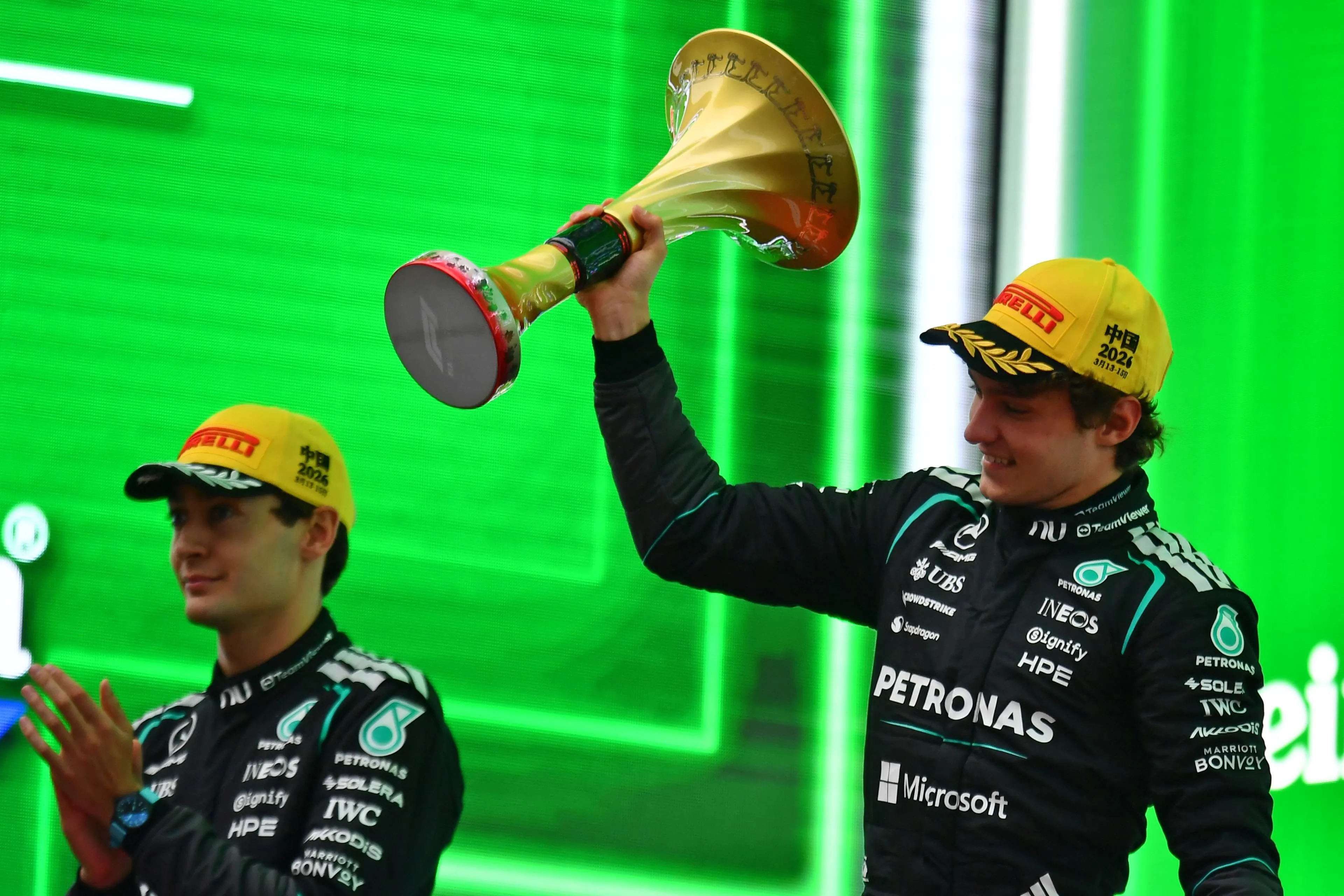 kimi-antonelli-george-russell-mercedes-podium-2026-zondag-race-china-pirelli