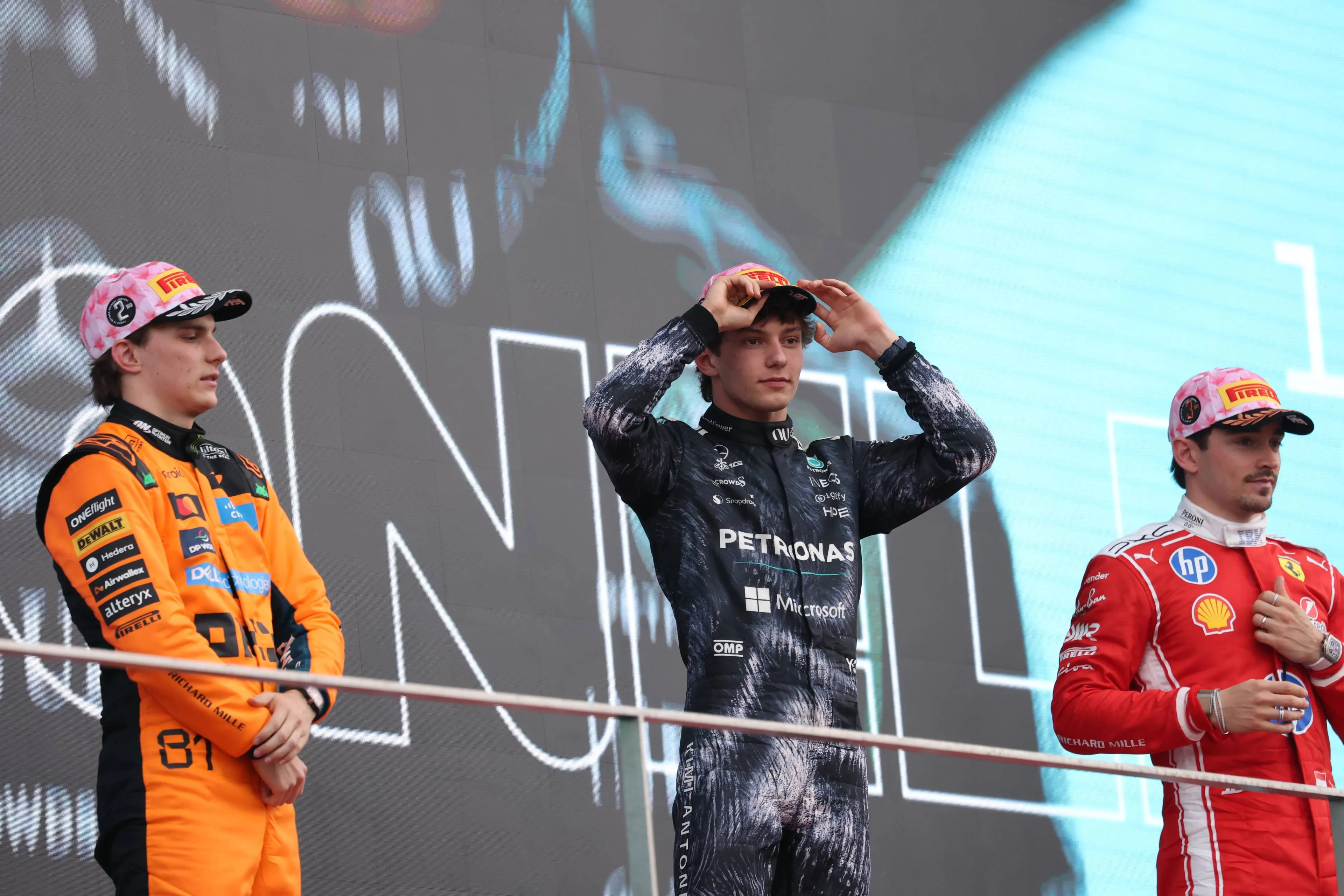 kimi-antonelli-mercedes-oscar-piastri-mclaren-charles-leclerc-ferrari-2026-zondag-japan-race-podium