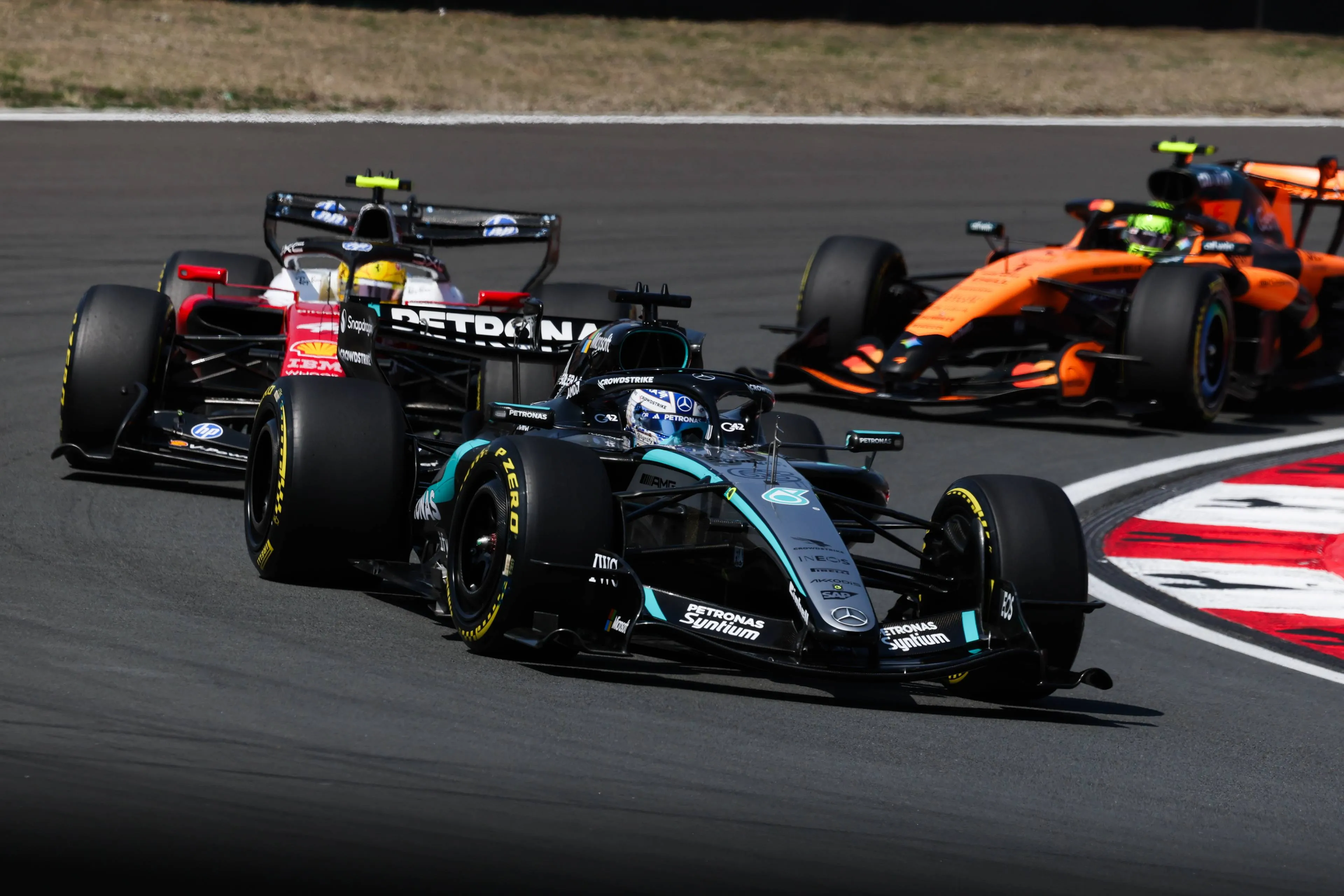 lando-norris-mclaren-lewis-hamilton-ferrari-george-russell-mercedes-china-zaterdag-2026