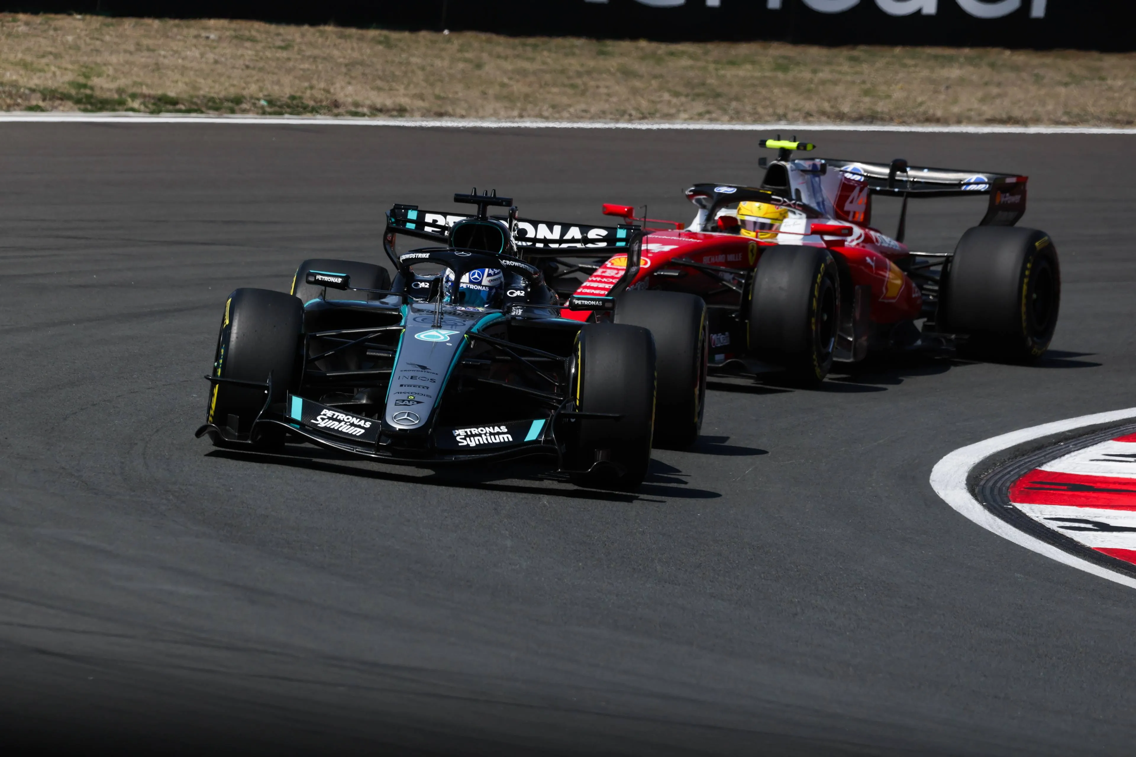 lewis-hamilton-ferrari-george-russell-mercedes-china-zaterdag-2026