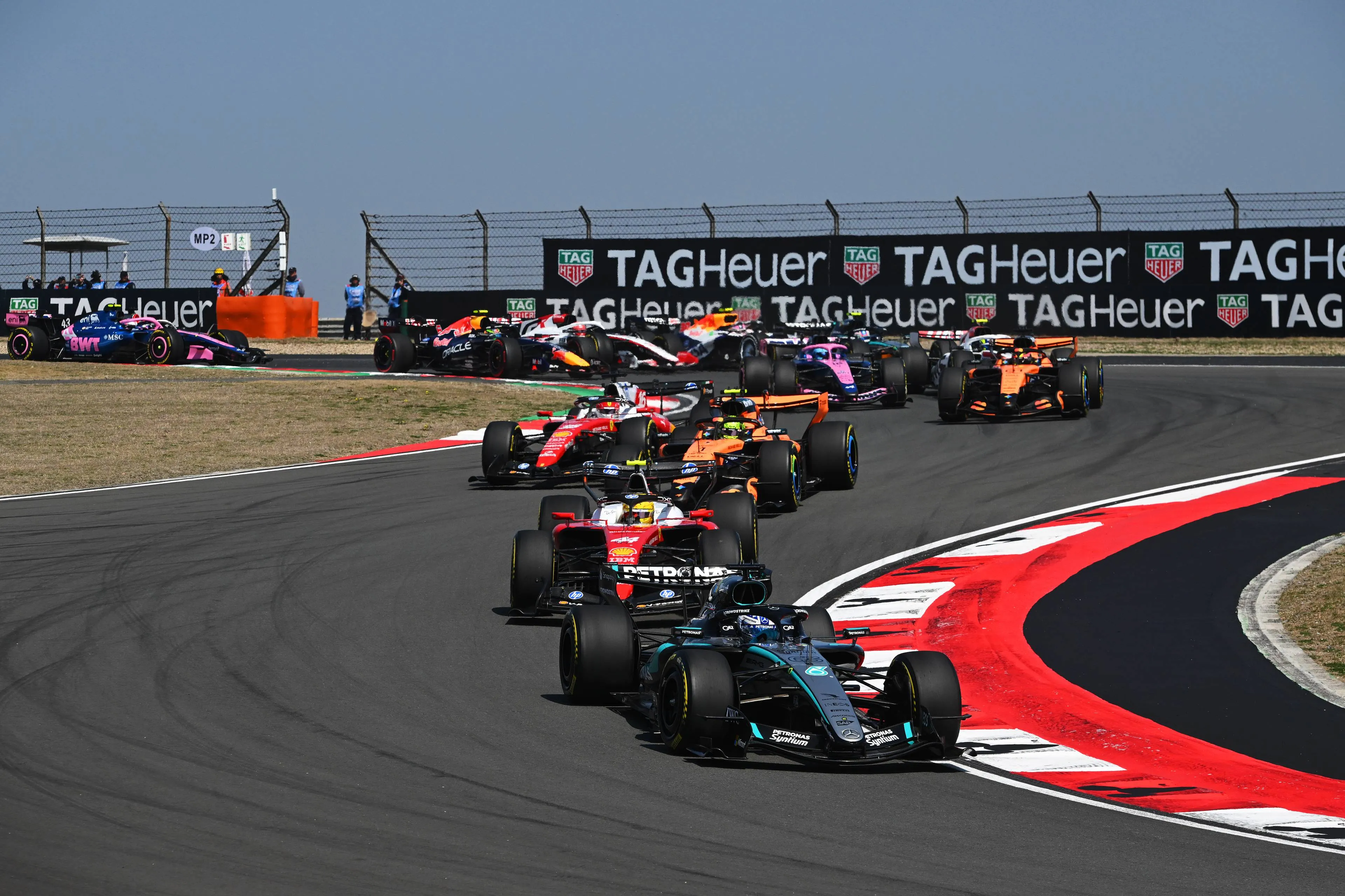 start-sprintrace-china-george-russell-lewis-hamilton-lando-norris-oscar-piastri-mclaren-charles-leclerc-ferrari-mercedes-6-saturday-shanghai-2026