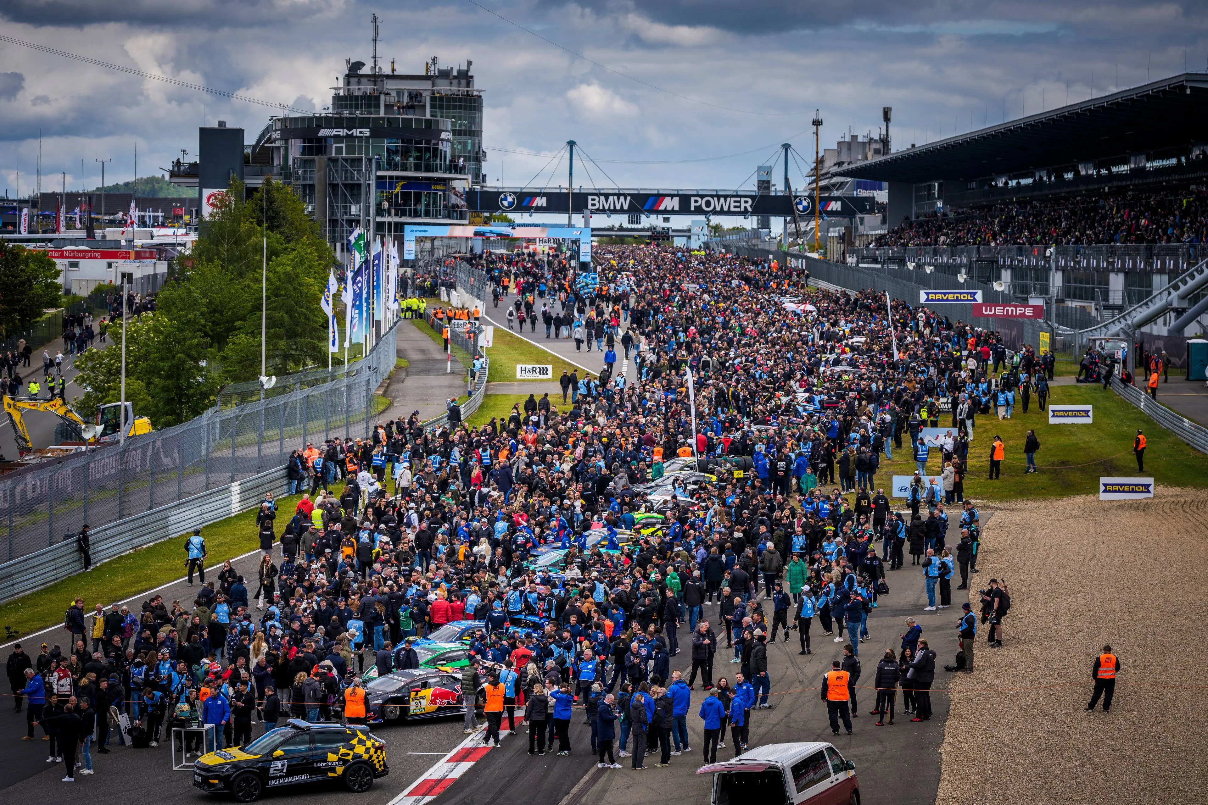 franz-hermann-nordschleife-nls-max-verstappen-dani-juncadella-jules-gounon-lucas-auer-mercedes-amg-gt3-nurburgring-nordschleife-racing-24-uur-1-start-fans
