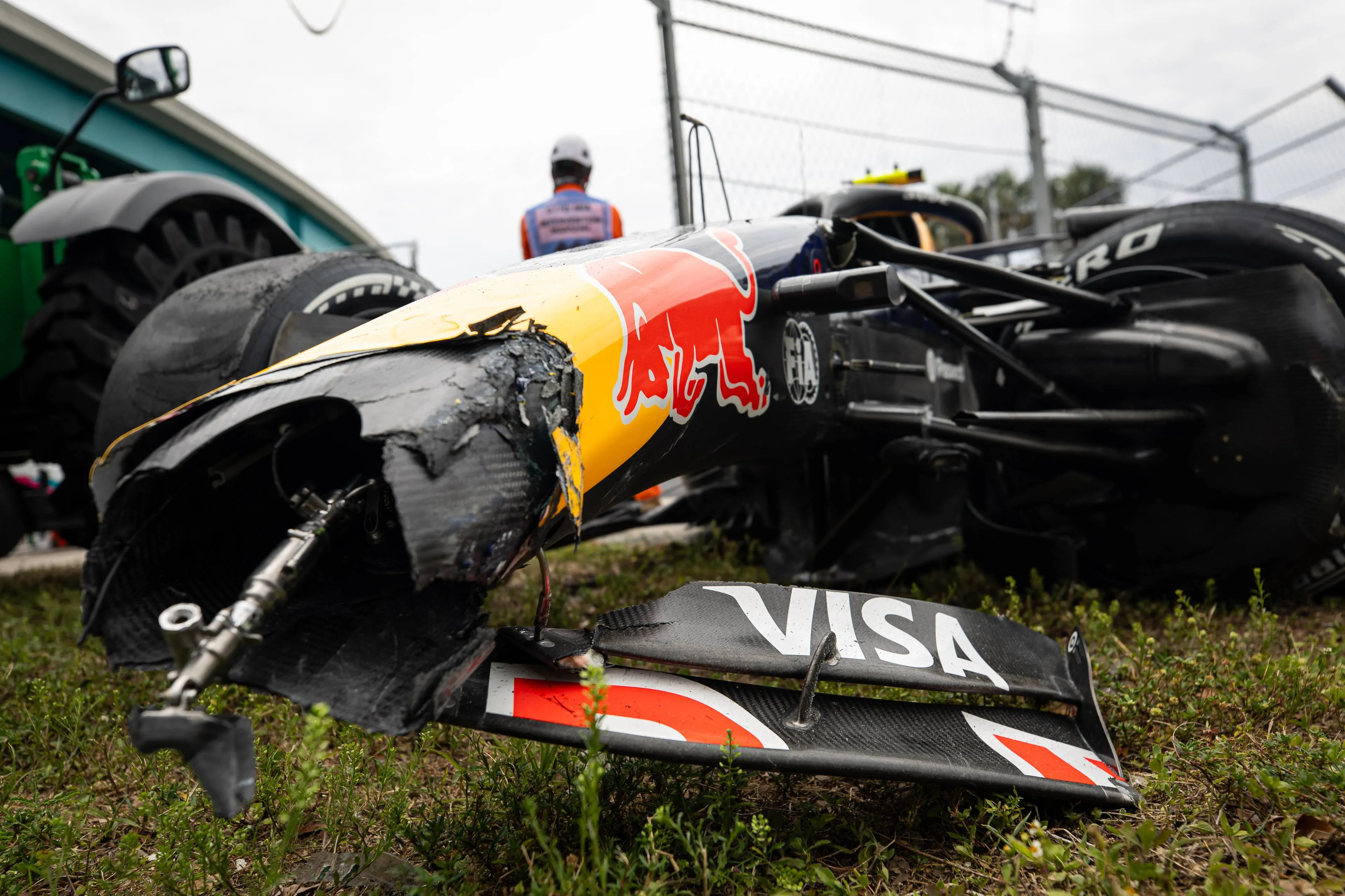 isack-hadjar-red-bull-racing-crash-rb22-miami-12