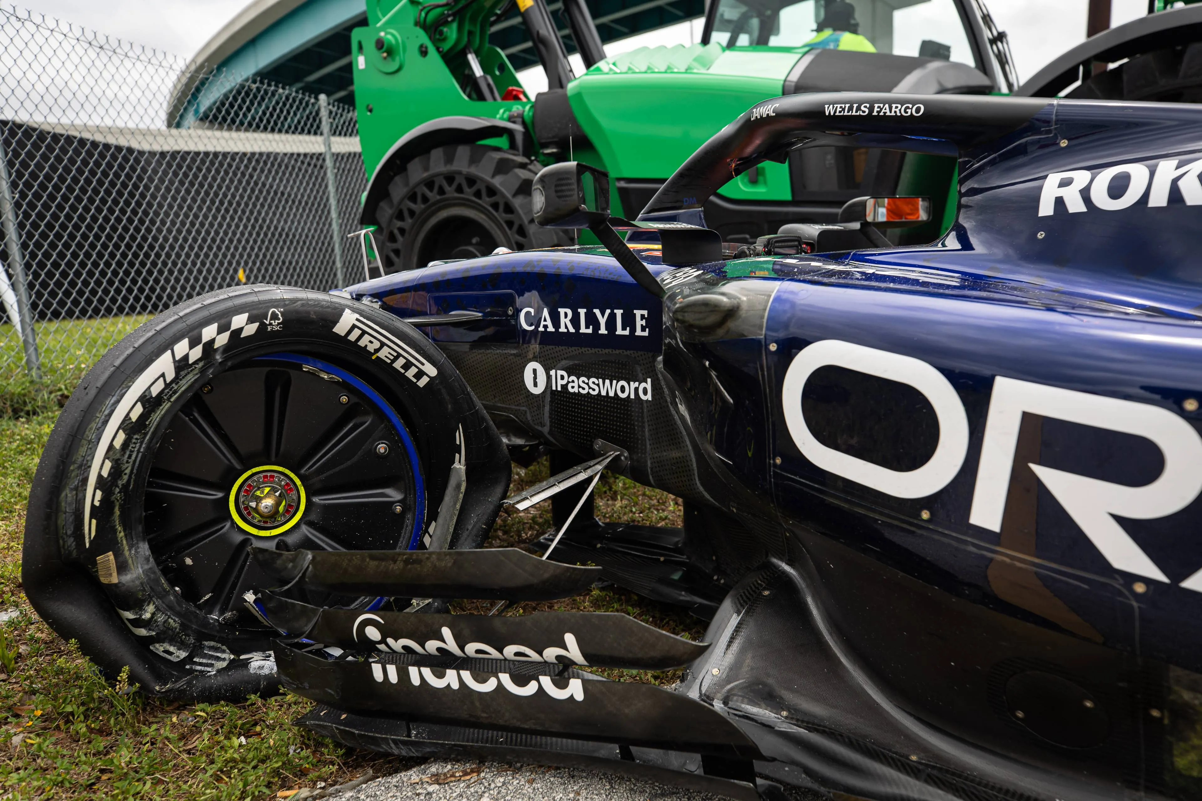 isack-hadjar-red-bull-racing-crash-rb22-miami-13