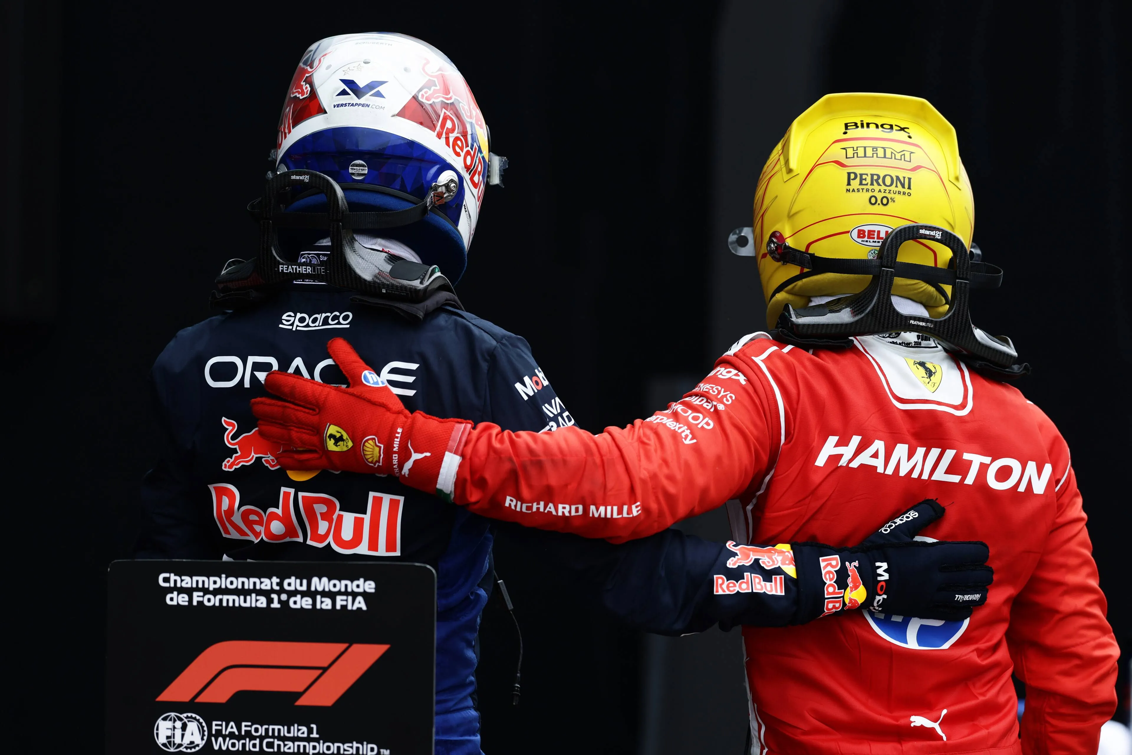 max-verstappen-red-bull-racing-lewis-hamilton-ferrari-2026-zondag-race-canada-3