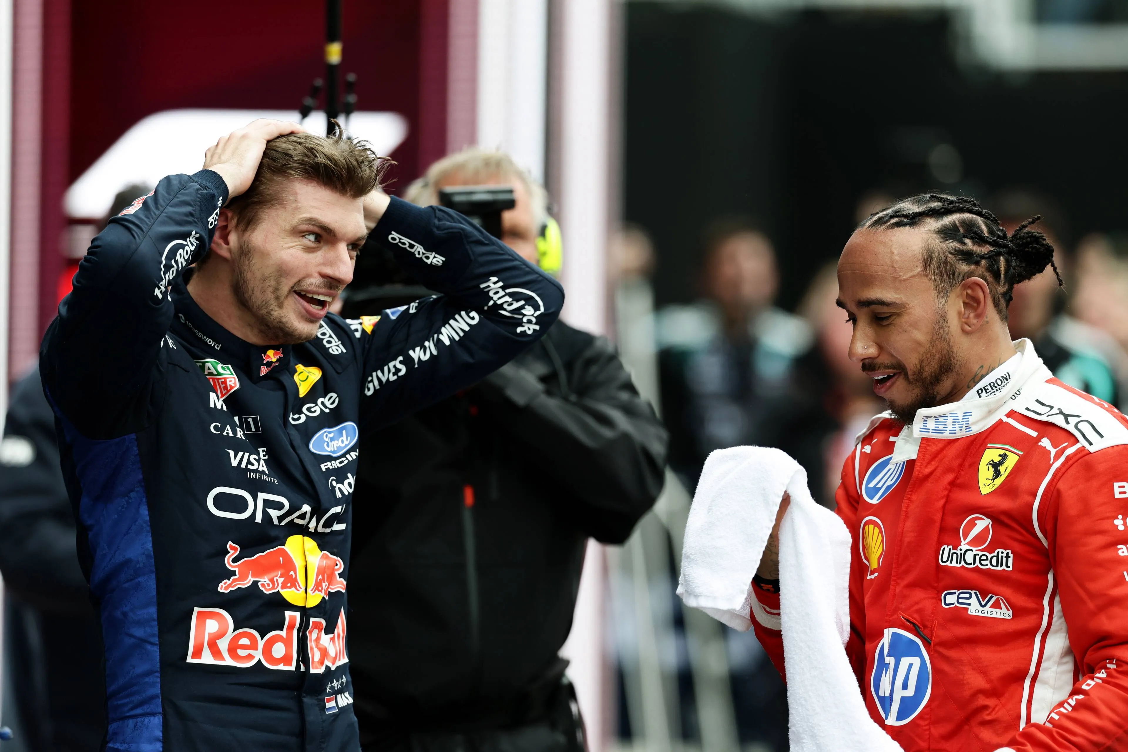 max-verstappen-red-bull-racing-lewis-hamilton-ferrari-2026-zondag-race-canada