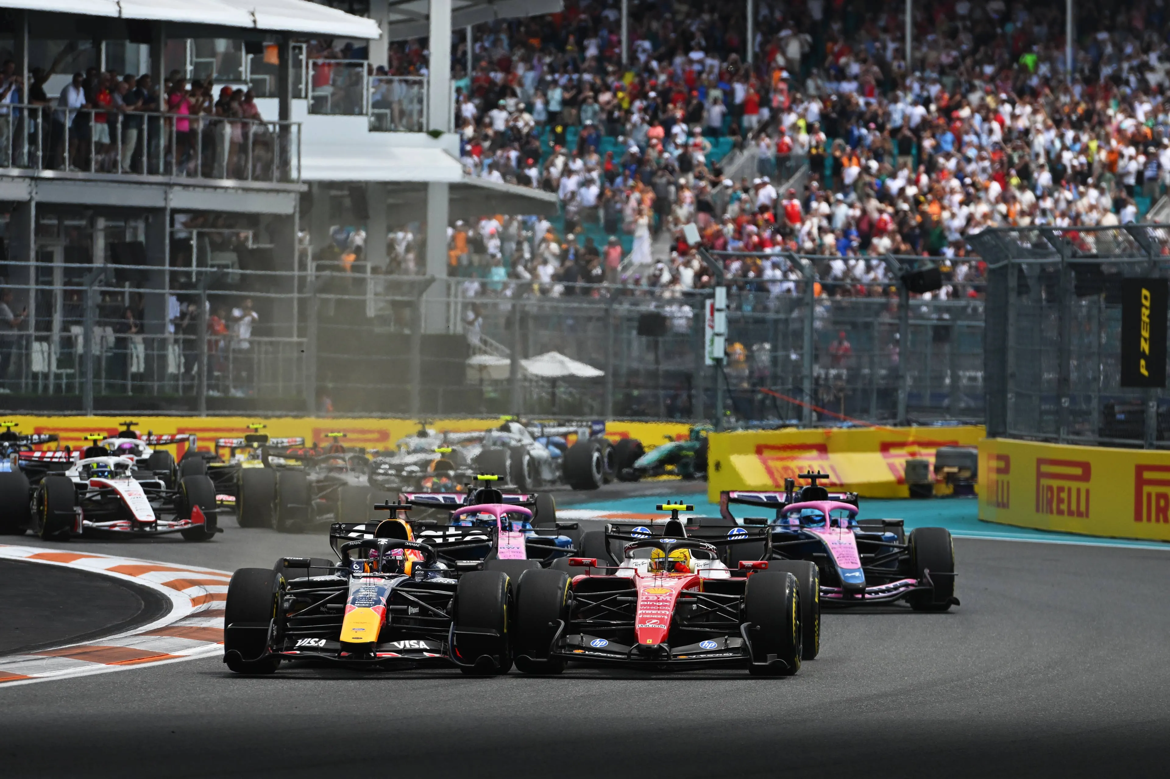 pirelli-red-bull-racing-max-verstappen-gp-miami-2026-zaterdag-lewis-hamilton-gevecht-2