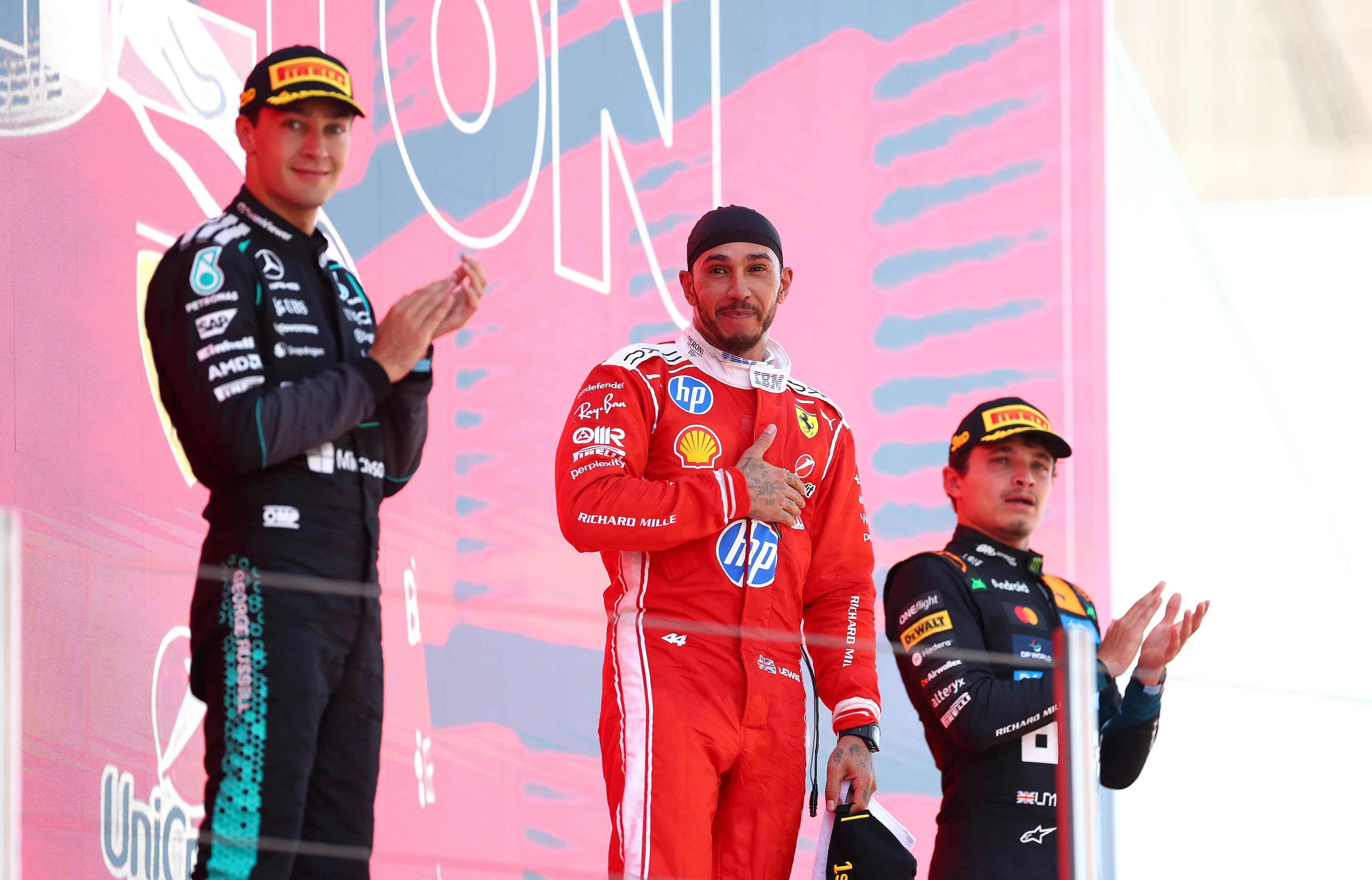 lando-norris-mclaren-lewis-hamilton-ferrar-mercedes-george-russell-gp-barcelona-catalonie-2026-zondag-podium-3
