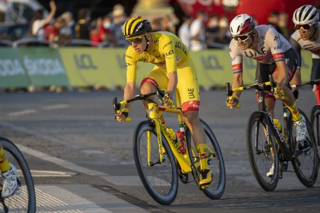 Pogacar geïnterviewd door voetbalbond FIFA: 'Kevin De Bruyne is de beste speler ter wereld!'