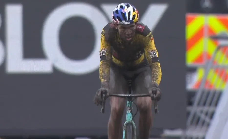 Van Aert pakt winst Dendermonde met ongenadig grote voorsprong op Van der Poel en co