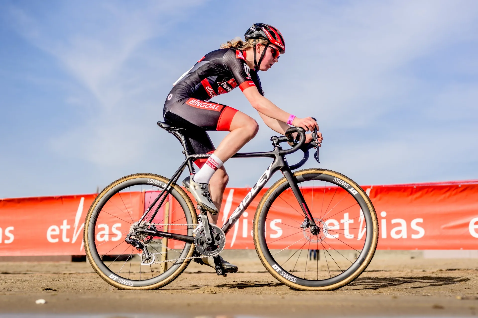 Interview | Fem van Empel; in twee jaar tijd van het voetbalveld naar een regenboogtrui