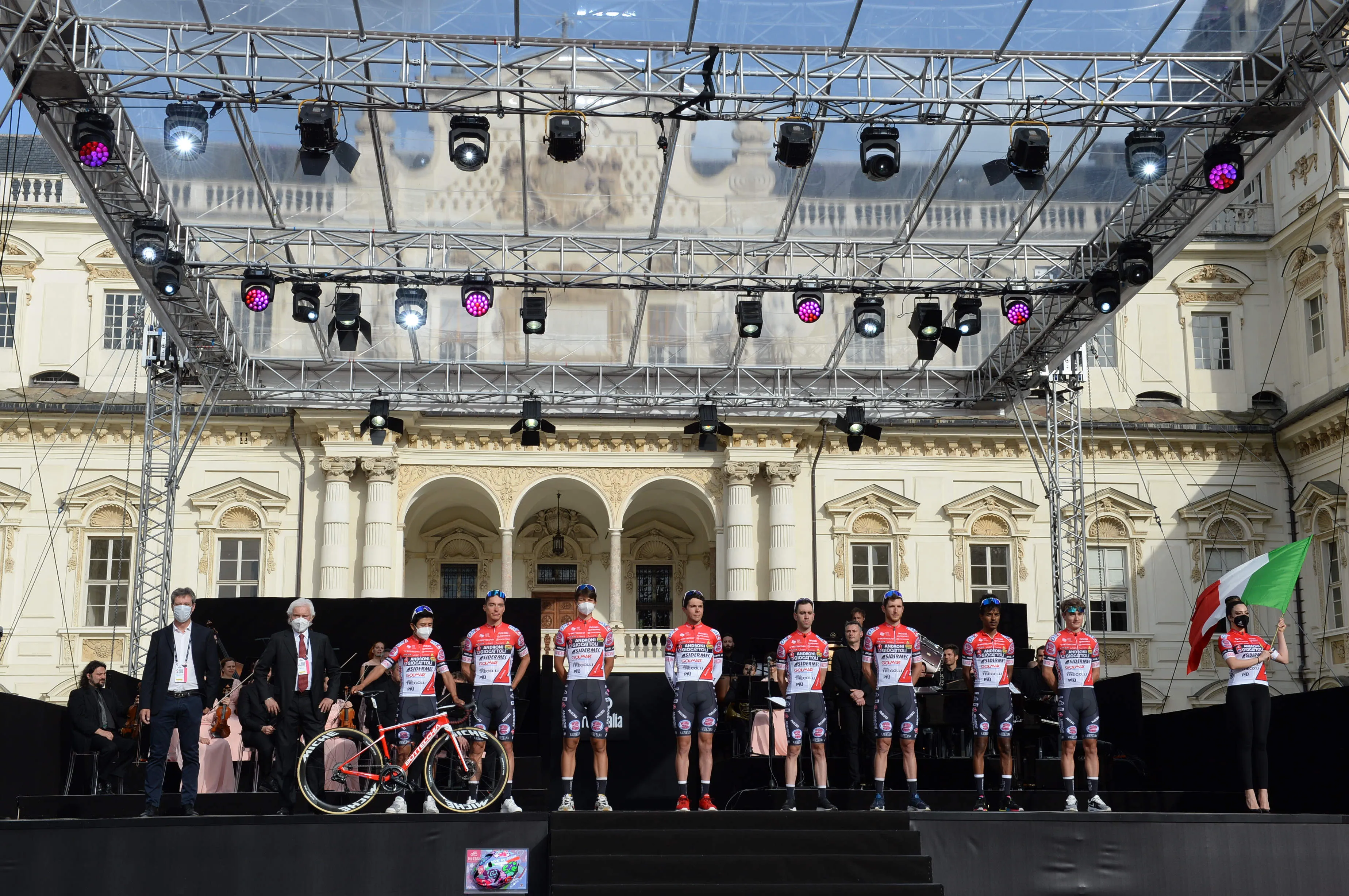 Wéér een aanrijding, nu bij Drone Hopper Androni; Rojas knalt op auto tijdens trainingskamp